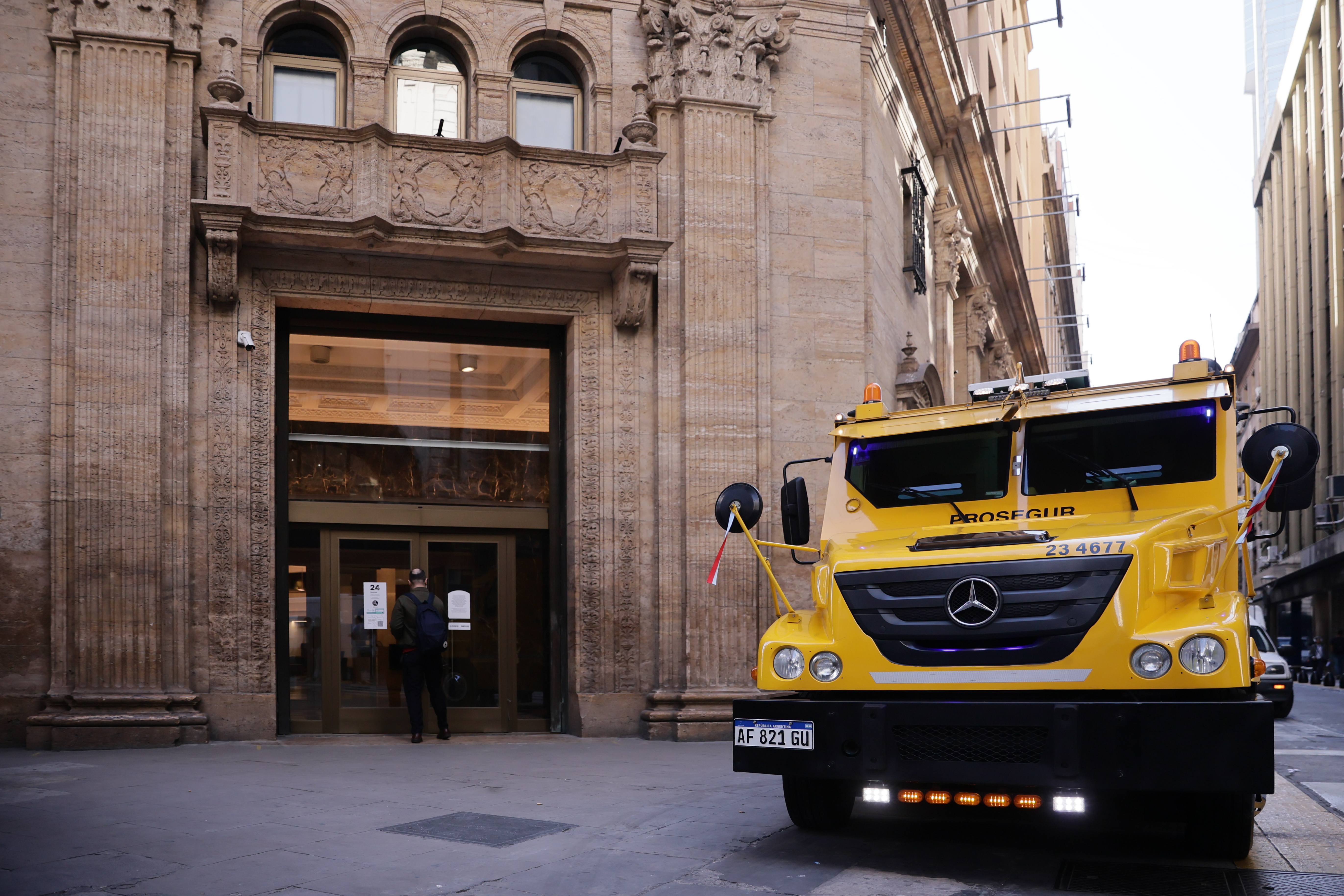 El dólar minorista se dispara tras el fin del cepo, y los bancos enfrentan desafíos operativos con la flexibilización del régimen cambiario BUENOS AIRES, ARGENTINA – 14 DE ABRIL DE 2025: El dólar minorista en el Banco Nación alcanzó...