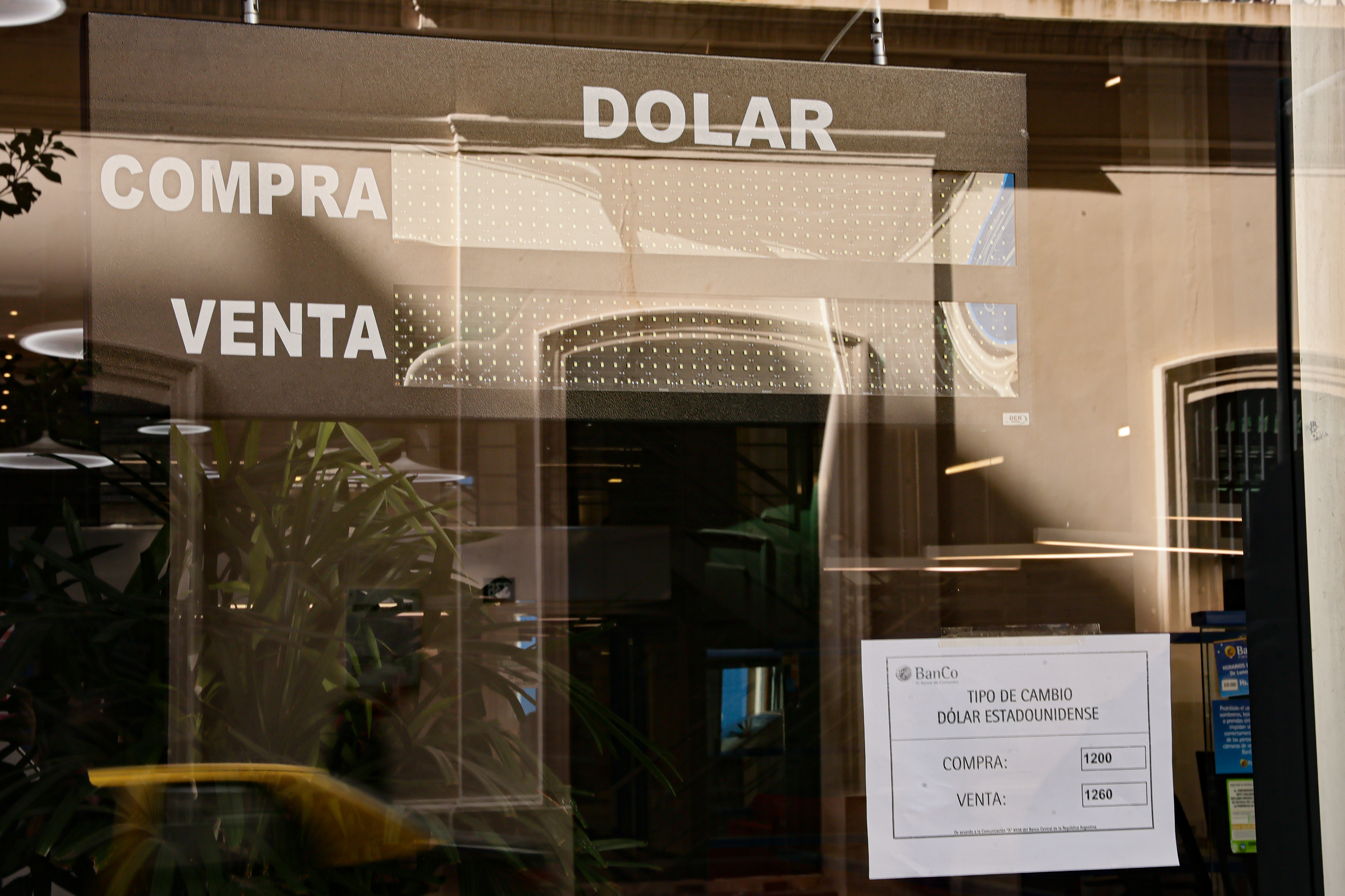 BUENOS AIRES, ARGENTINA – 14 DE ABRIL DE 2025: El dólar minorista en el Banco Nación alcanzó...