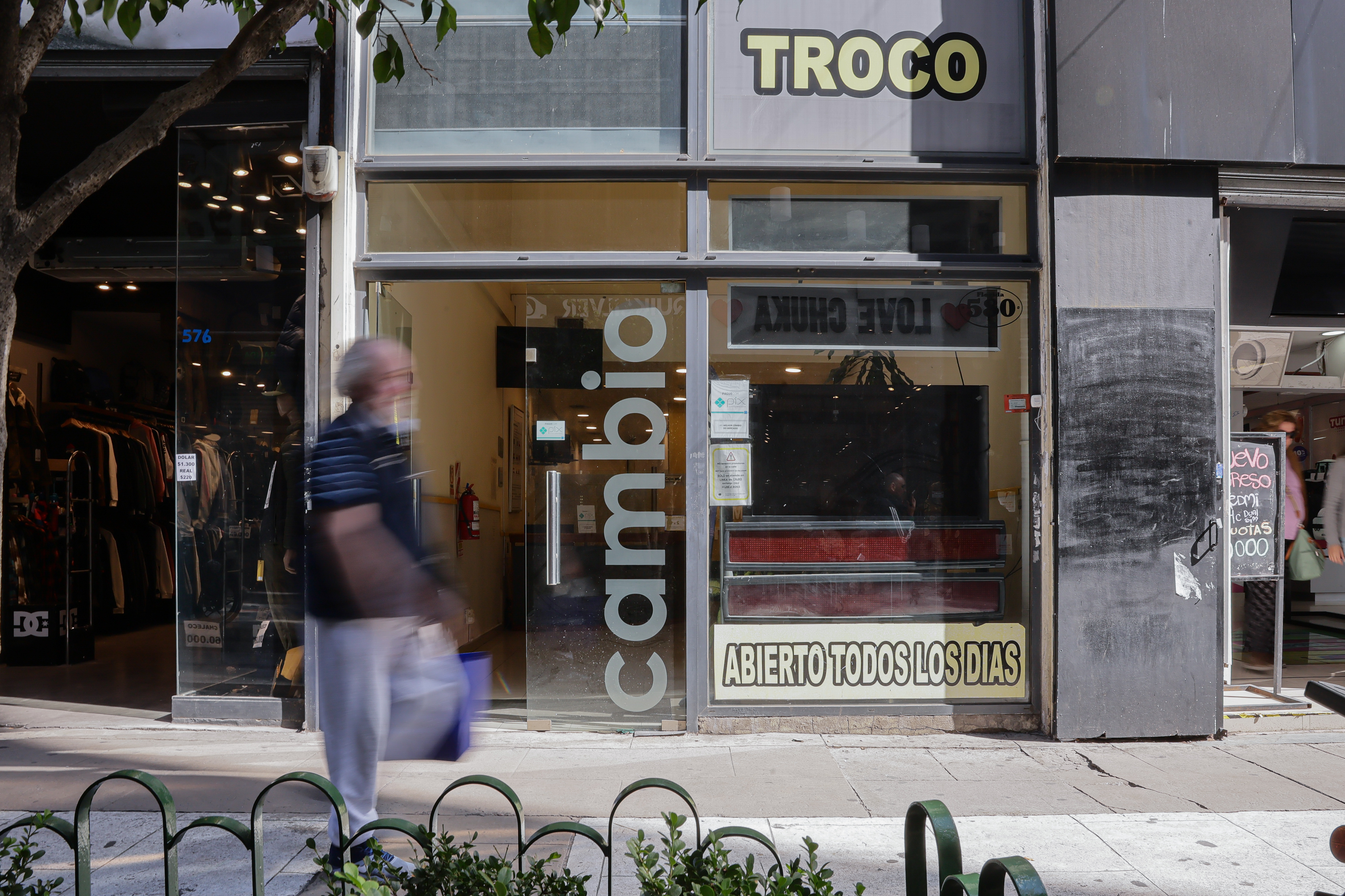 BUENOS AIRES, ARGENTINA – 14 DE ABRIL DE 2025: El dólar minorista en el Banco Nación alcanzó...