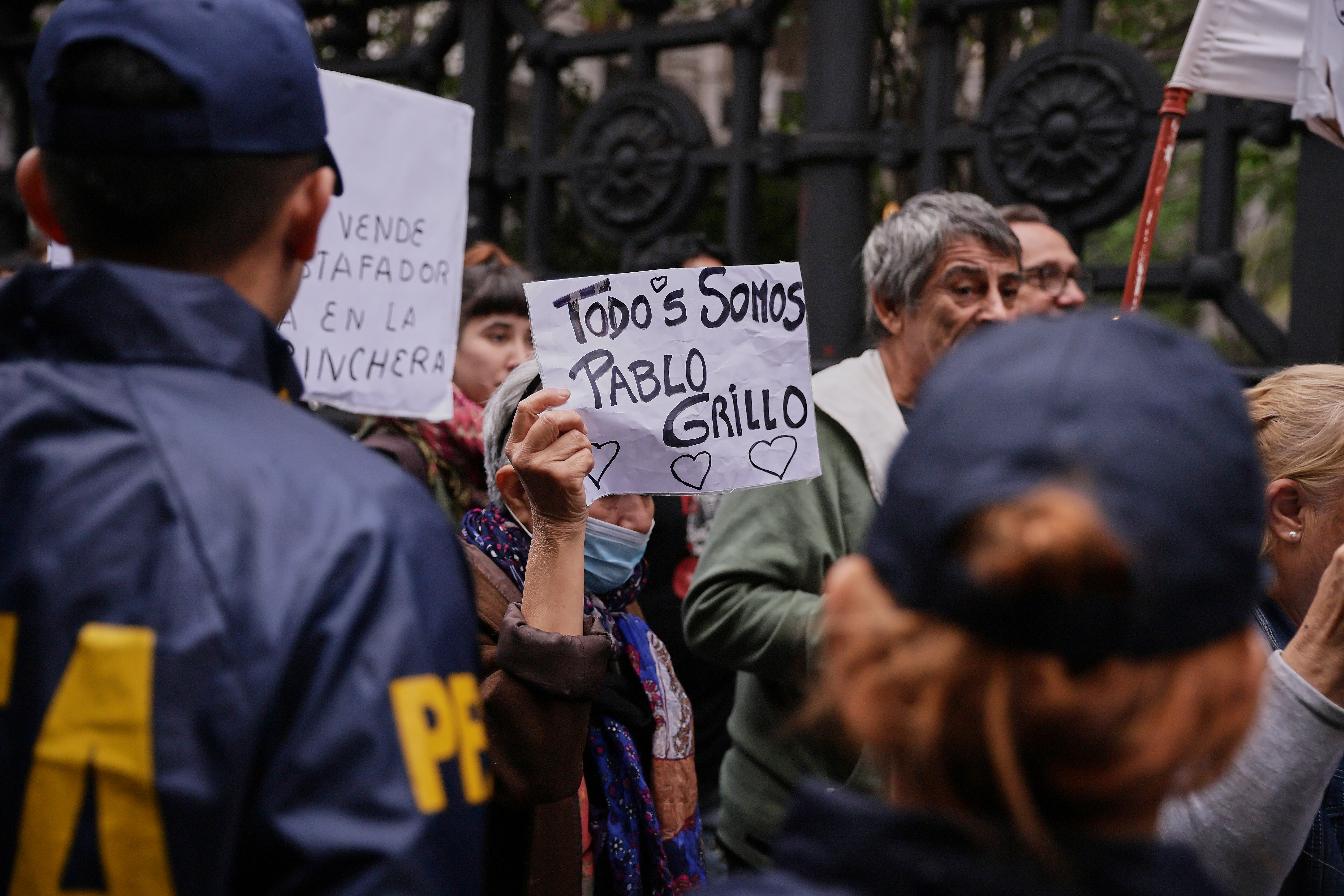 La Policía utilizó gas lacrimógeno durante una manifestación de jubilados frente al Congreso Buenos Aires, Argentina – 16 de abril de 2025: Un grupo de jubilados y manifestantes fue reprim...