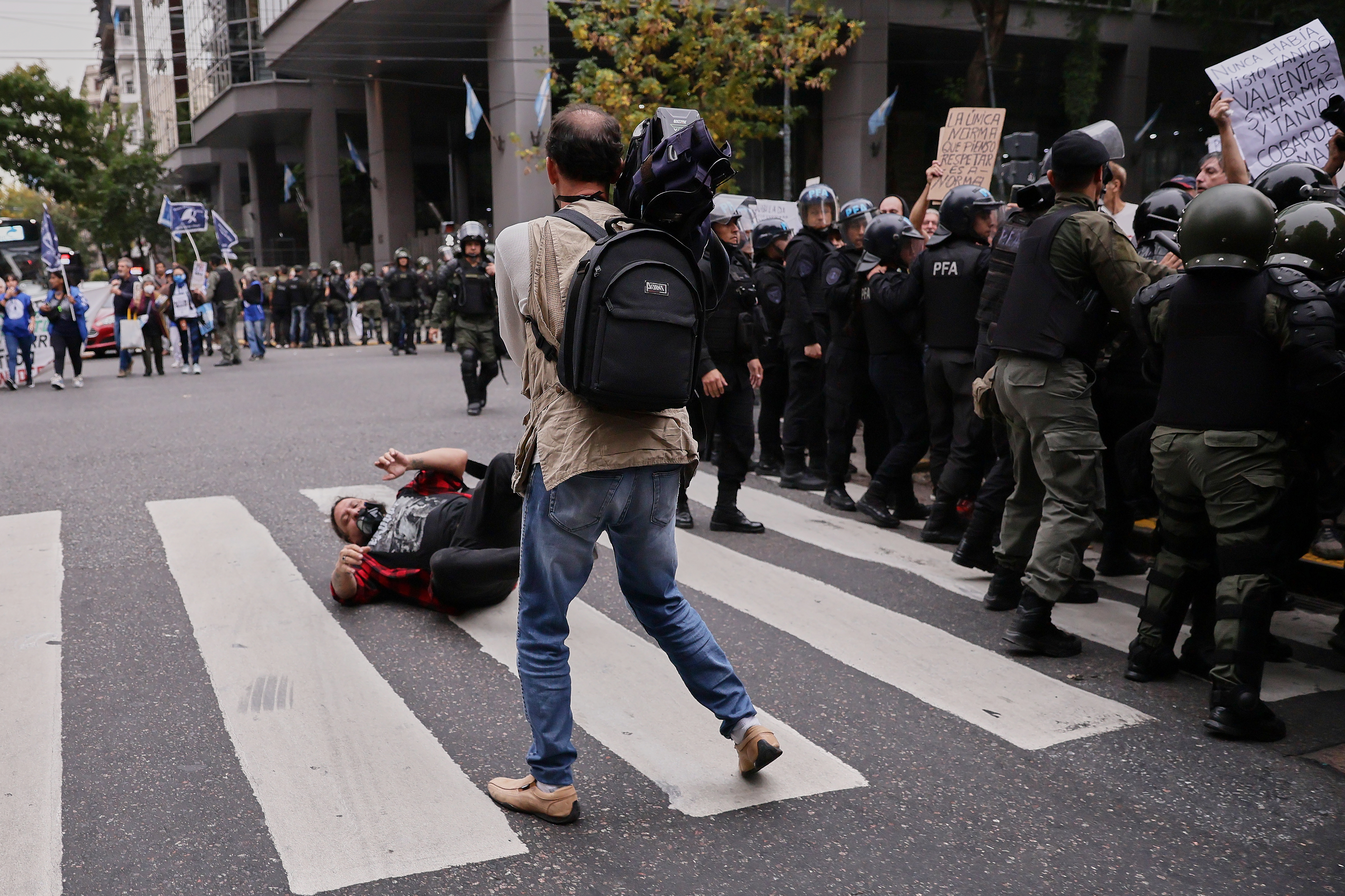 Buenos Aires, Argentina – 16 de abril de 2025: Un grupo de jubilados y manifestantes fue reprim...