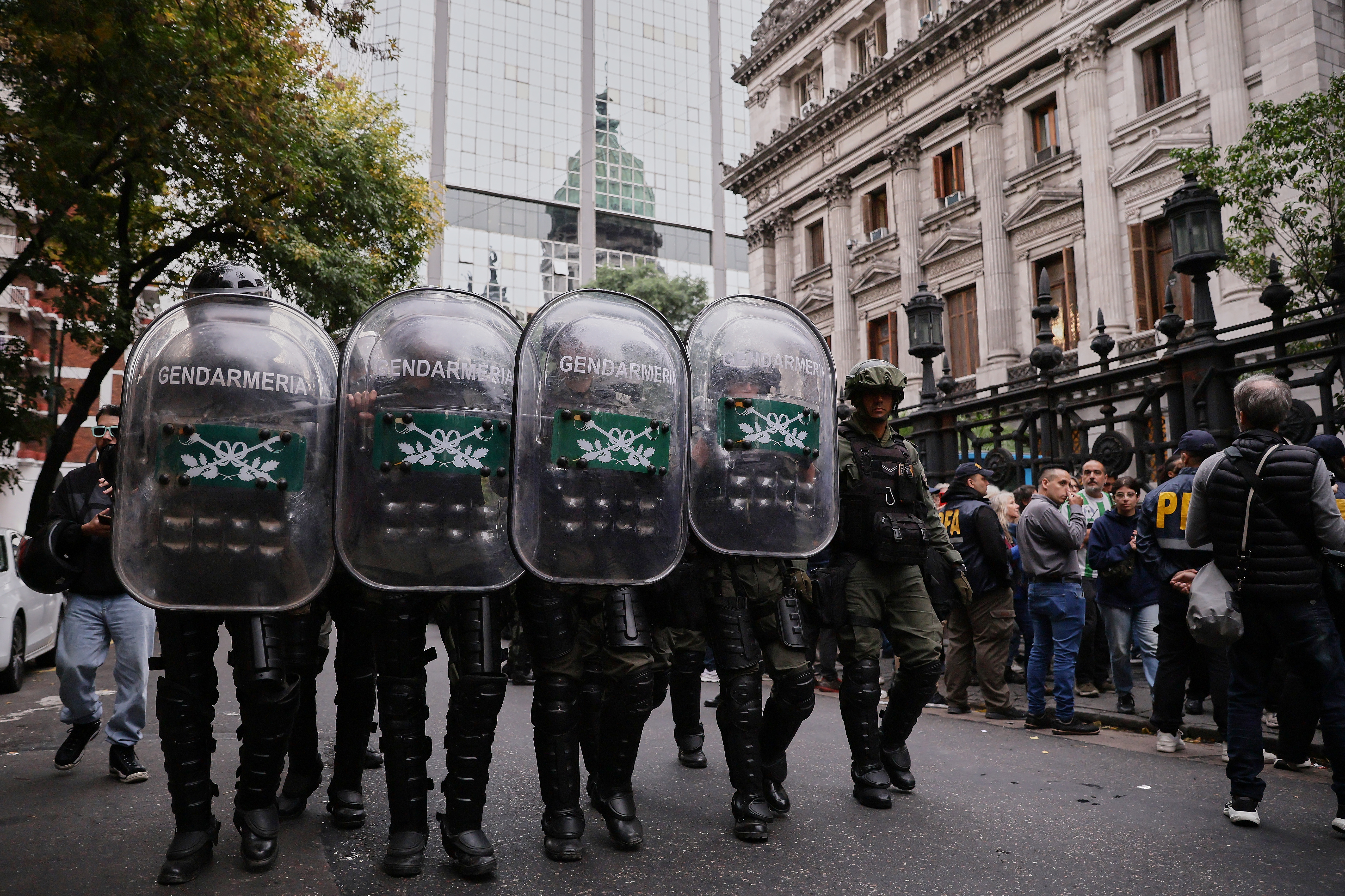 La Policía utilizó gas lacrimógeno durante una manifestación de jubilados frente al Congreso Buenos Aires, Argentina – 16 de abril de 2025: Un grupo de jubilados y manifestantes fue reprim...