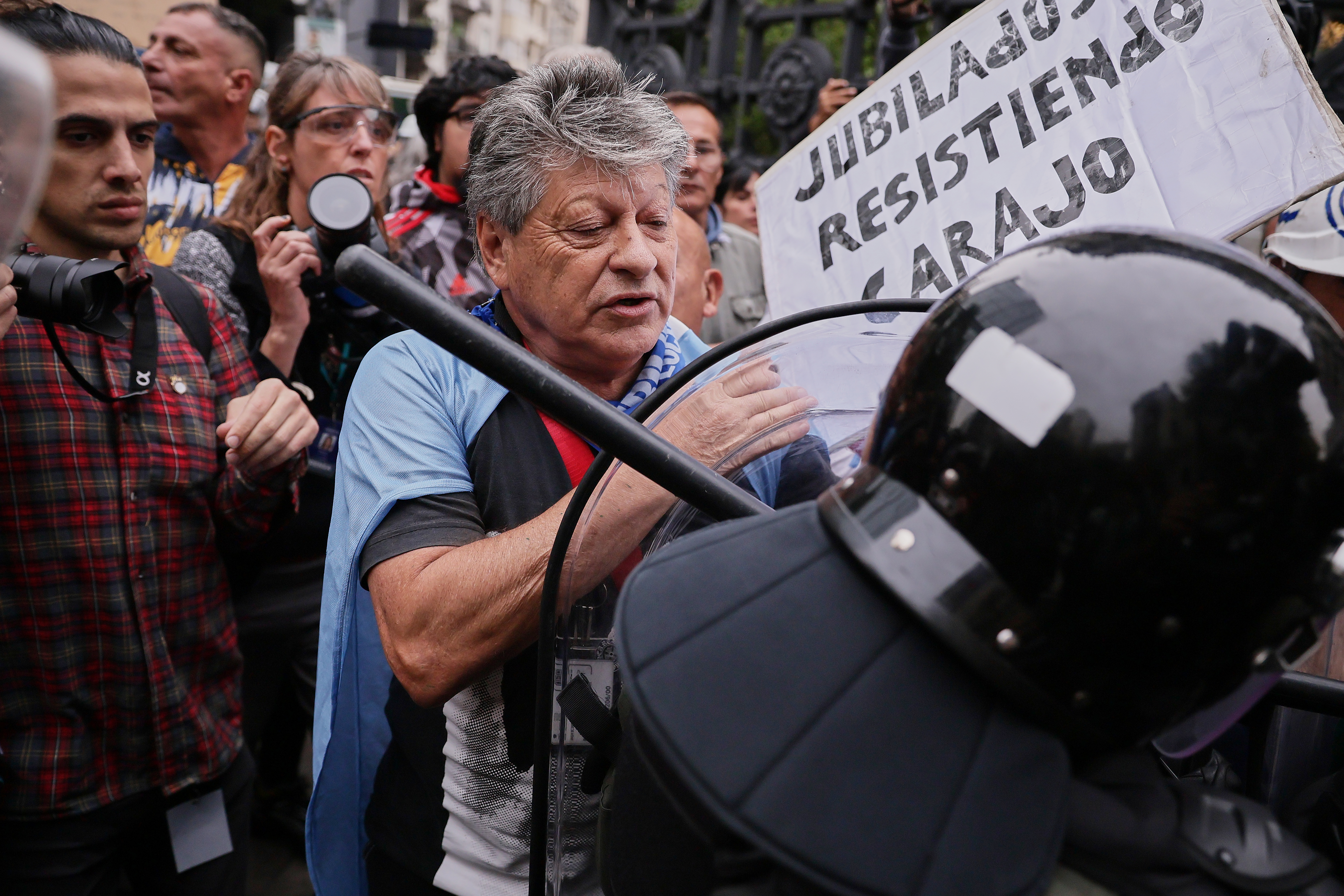 La Policía utilizó gas lacrimógeno durante una manifestación de jubilados frente al Congreso Buenos Aires, Argentina – 16 de abril de 2025: Un grupo de jubilados y manifestantes fue reprim...