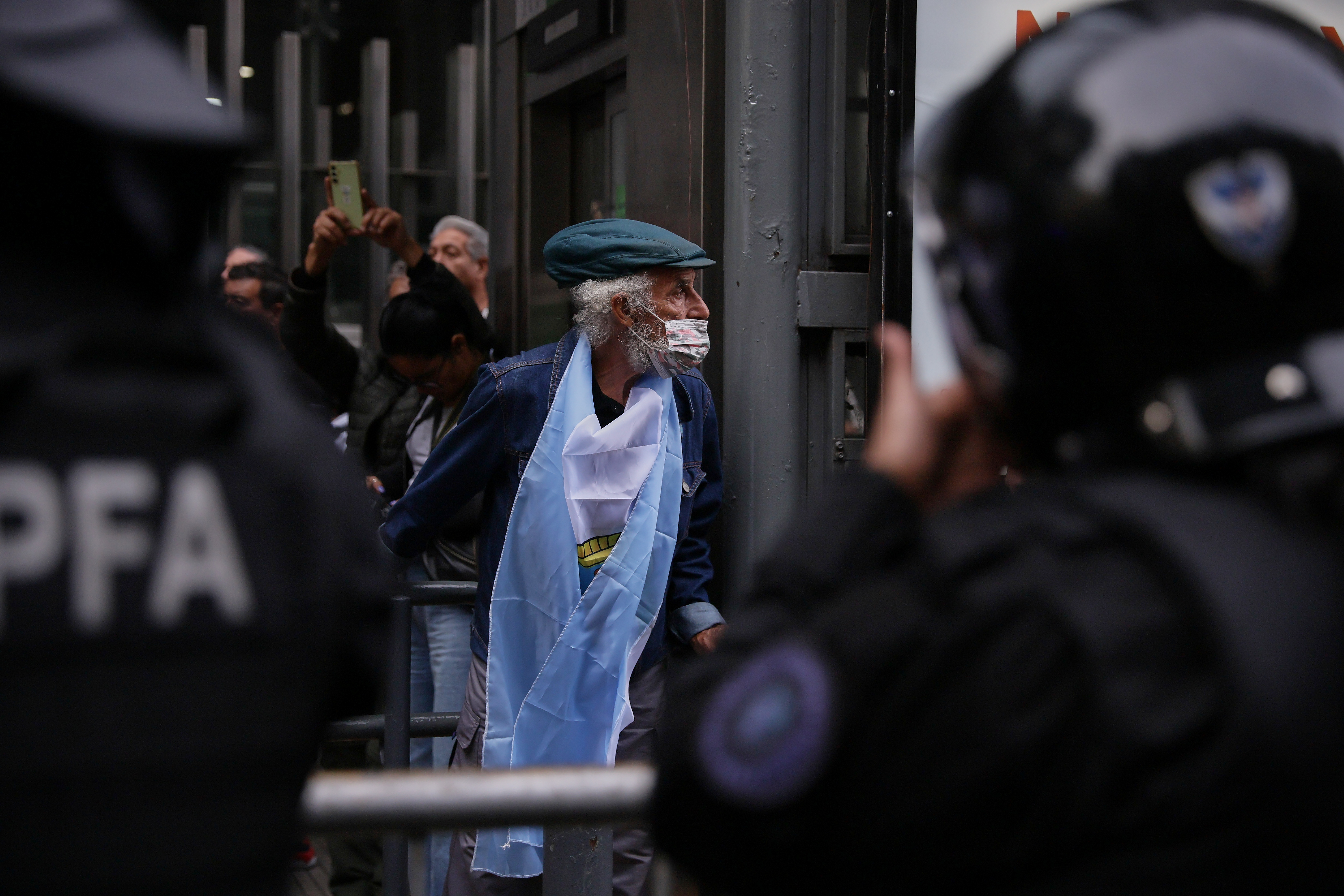 La Policía utilizó gas lacrimógeno durante una manifestación de jubilados frente al Congreso Buenos Aires, Argentina – 16 de abril de 2025: Un grupo de jubilados y manifestantes fue reprim...