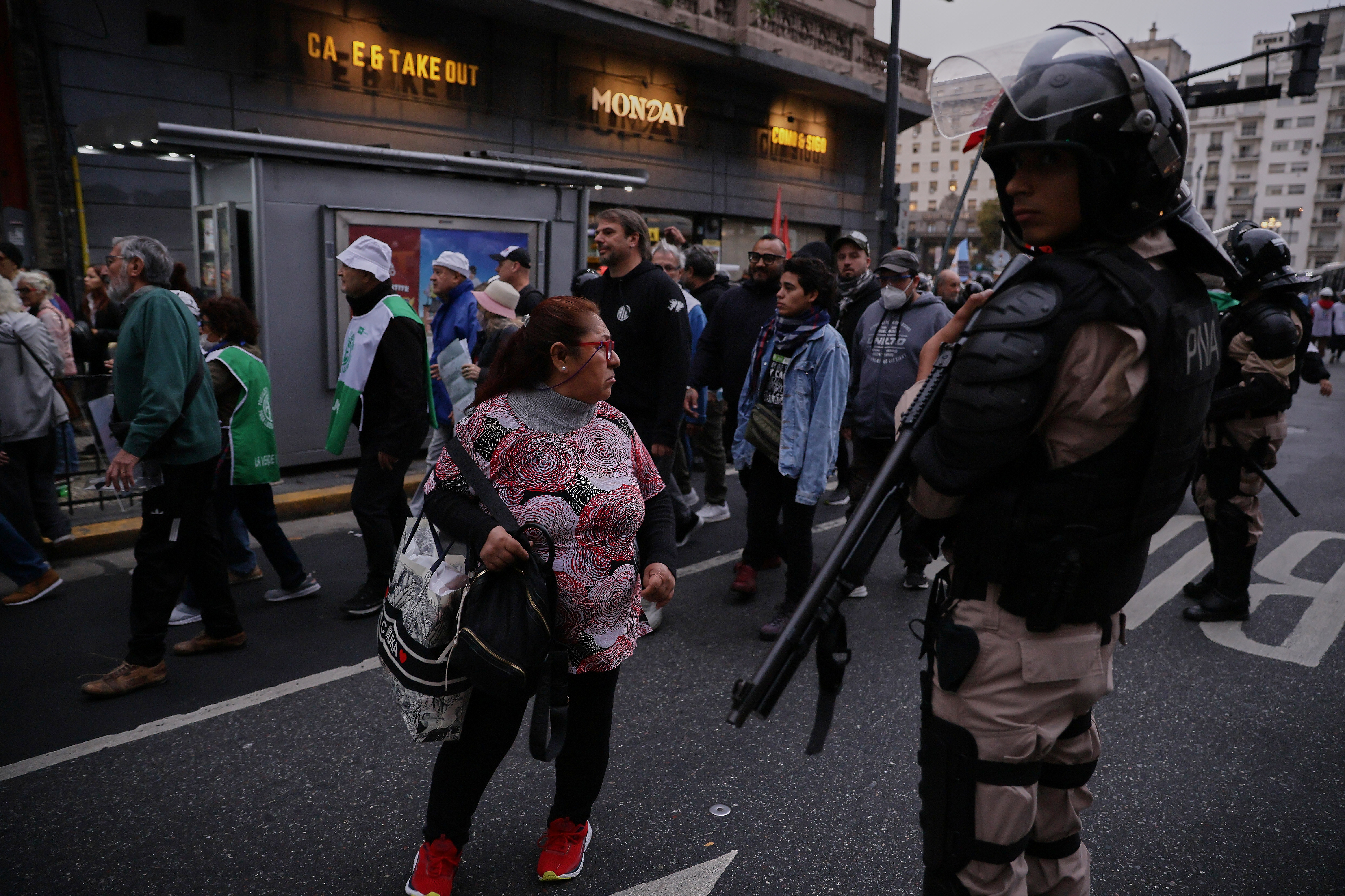 Buenos Aires, Argentina – 16 de abril de 2025: Un grupo de jubilados y manifestantes fue reprim...
