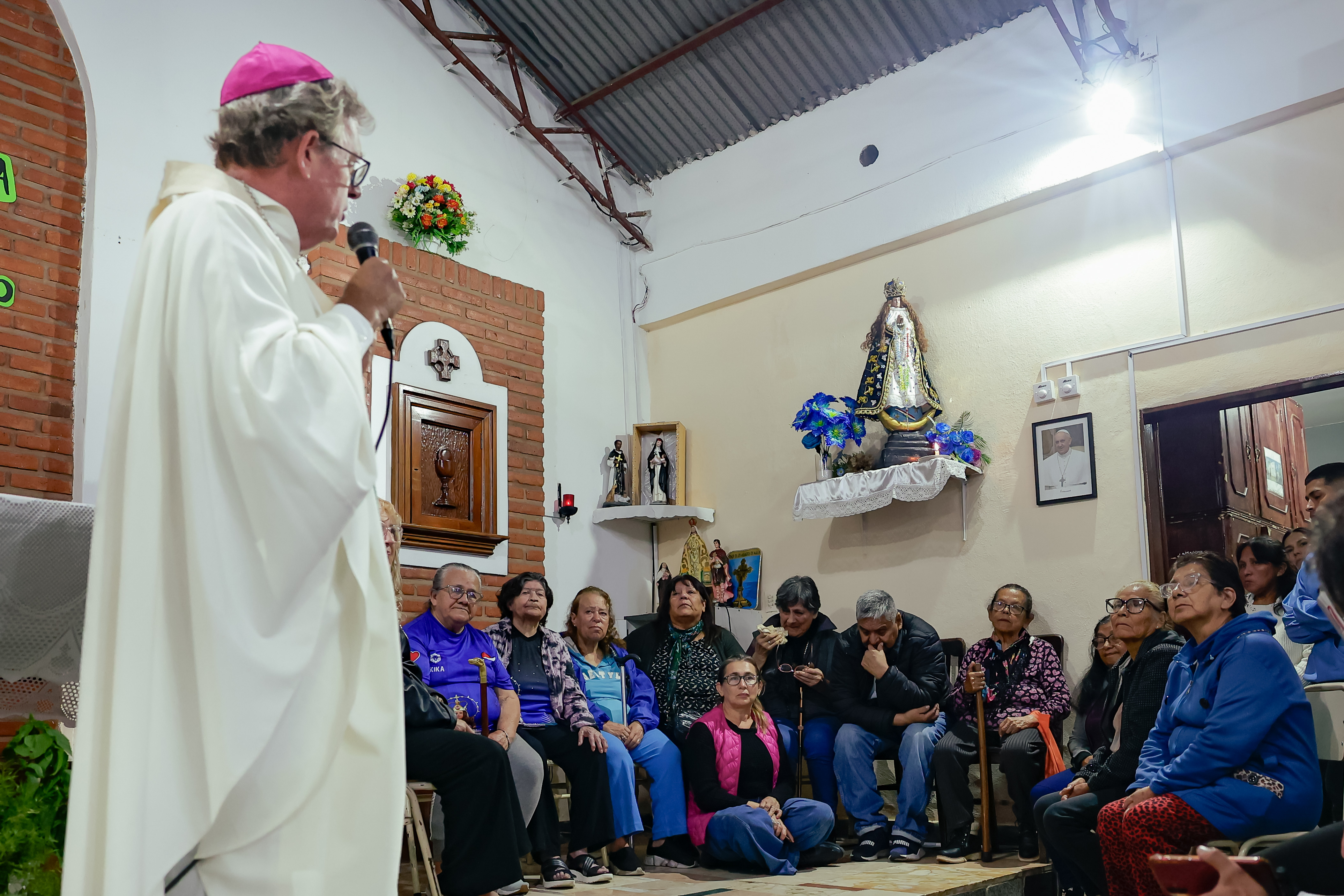 En un acto simbólico cargado de mensaje social y político, la Iglesia Católica argentina eligió a los jubilados como protagonistas del tradicional lavado de pies del Jueves Santo, poniendo el foco en su vulnerabilidad ante la crisis económica del país. La ceremonia principal se realizó en la parroquia Virgen Inmaculada de Villa Soldati, en la Ciudad de Buenos Aires, y fue encabezada por el arzobispo Jorge García Cuerva. La actividad contó con el acompañamiento de los curas villeros y sacerdotes de barrios populares bajo el lema “A los pies de nuestros abuelos”. El gesto fue interpretado como una crítica al gobierno de Javier Milei y a la dirigencia política en general, visibilizando las penurias que atraviesan los adultos mayores.
Crédito: Marcos Gomez/UNAR AGENCY BUENOS AIRES, ARGENTINA- 17 MARZO, 2025: En un acto simbólico cargado de mensaje social y polít...