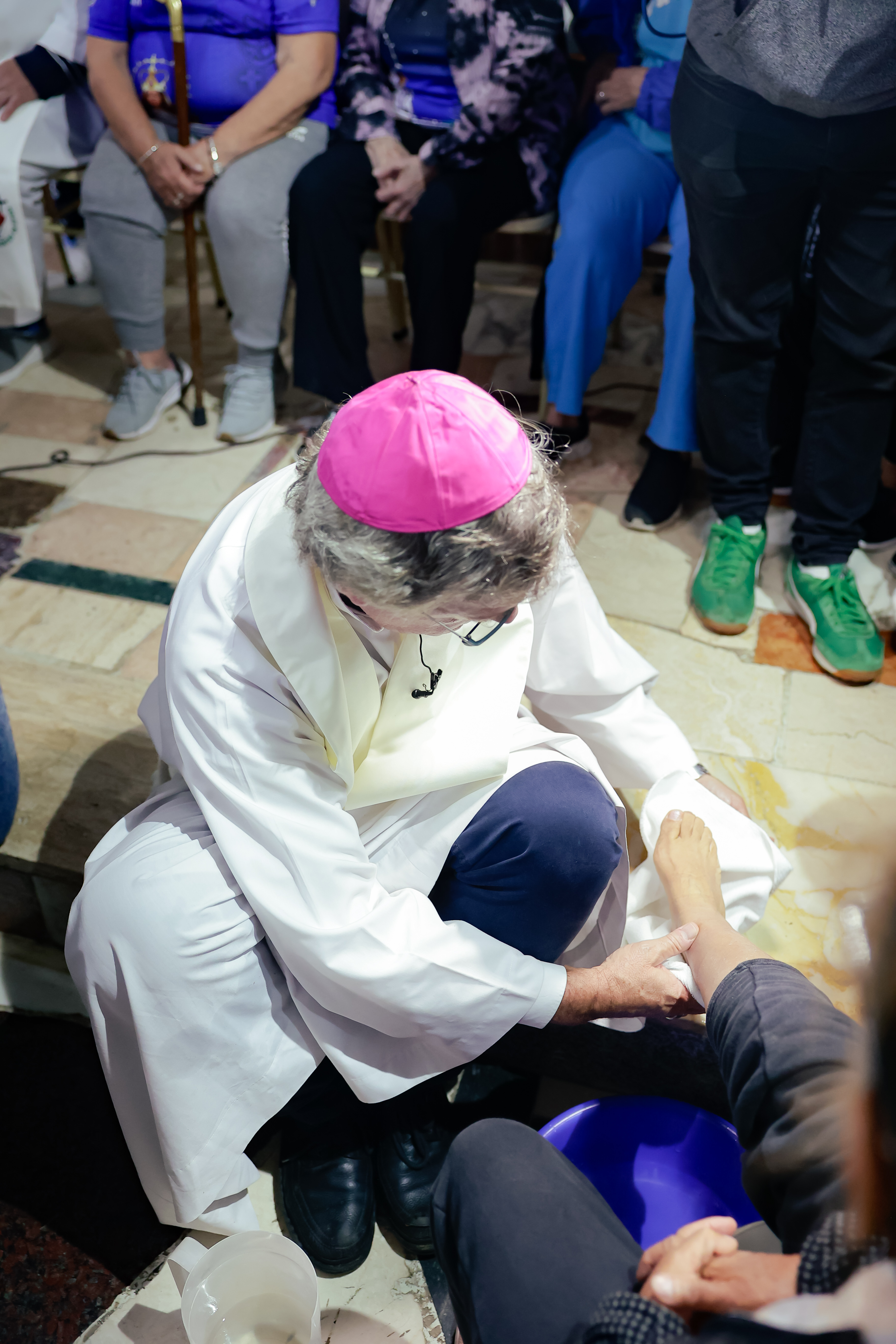 En un acto simbólico cargado de mensaje social y político, la Iglesia Católica argentina eligió a los jubilados como protagonistas del tradicional lavado de pies del Jueves Santo, poniendo el foco en su vulnerabilidad ante la crisis económica del país. La ceremonia principal se realizó en la parroquia Virgen Inmaculada de Villa Soldati, en la Ciudad de Buenos Aires, y fue encabezada por el arzobispo Jorge García Cuerva. La actividad contó con el acompañamiento de los curas villeros y sacerdotes de barrios populares bajo el lema “A los pies de nuestros abuelos”. El gesto fue interpretado como una crítica al gobierno de Javier Milei y a la dirigencia política en general, visibilizando las penurias que atraviesan los adultos mayores.
Crédito: Marcos Gomez/UNAR AGENCY BUENOS AIRES, ARGENTINA- 17 MARZO, 2025: En un acto simbólico cargado de mensaje social y polít...