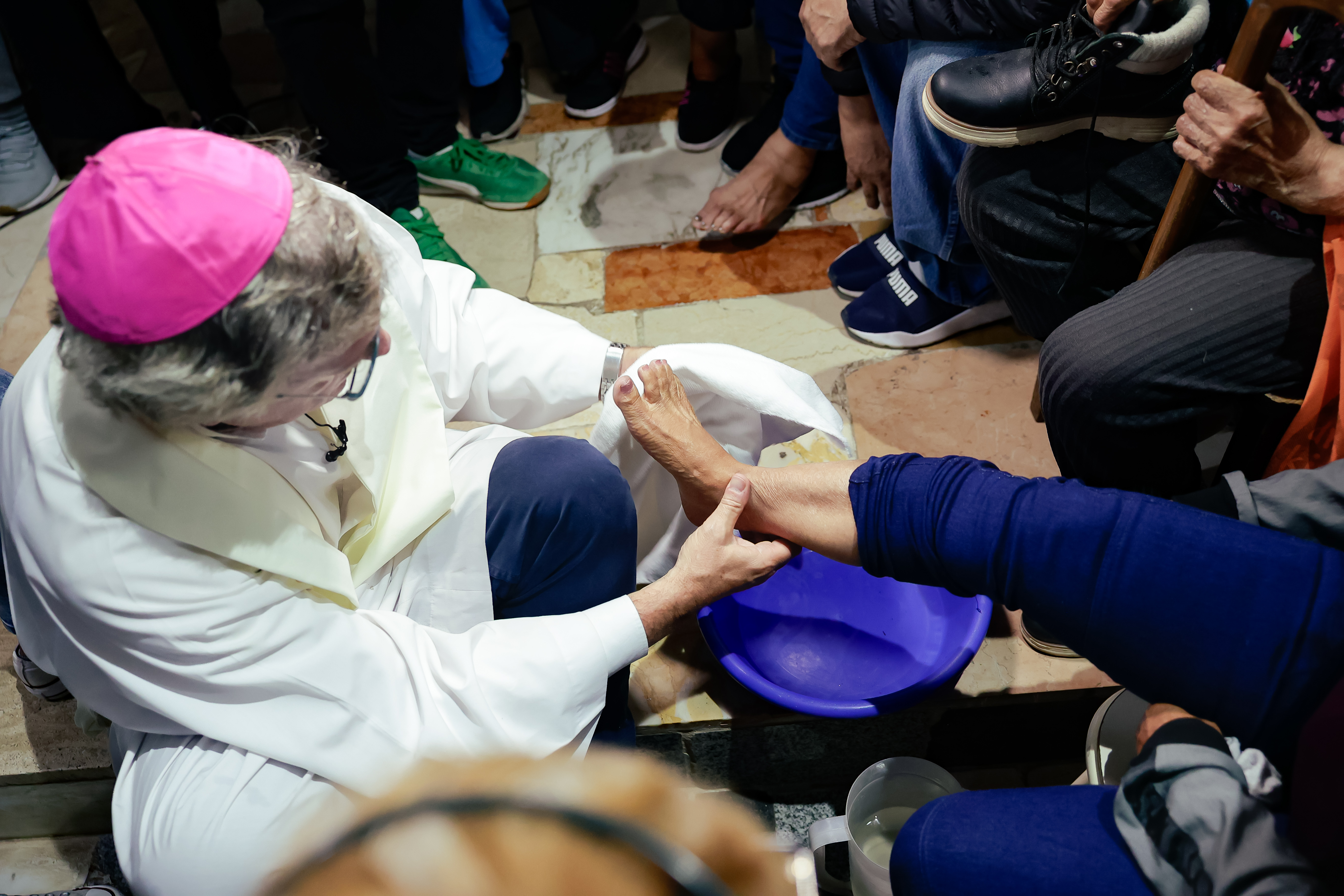 En un acto simbólico cargado de mensaje social y político, la Iglesia Católica argentina eligió a los jubilados como protagonistas del tradicional lavado de pies del Jueves Santo, poniendo el foco en su vulnerabilidad ante la crisis económica del país. La ceremonia principal se realizó en la parroquia Virgen Inmaculada de Villa Soldati, en la Ciudad de Buenos Aires, y fue encabezada por el arzobispo Jorge García Cuerva. La actividad contó con el acompañamiento de los curas villeros y sacerdotes de barrios populares bajo el lema “A los pies de nuestros abuelos”. El gesto fue interpretado como una crítica al gobierno de Javier Milei y a la dirigencia política en general, visibilizando las penurias que atraviesan los adultos mayores.Crédito: Marcos Gomez/UNAR AGENCY BUENOS AIRES, ARGENTINA- 17 MARZO, 2025: En un acto simbólico cargado de mensaje social y polít...