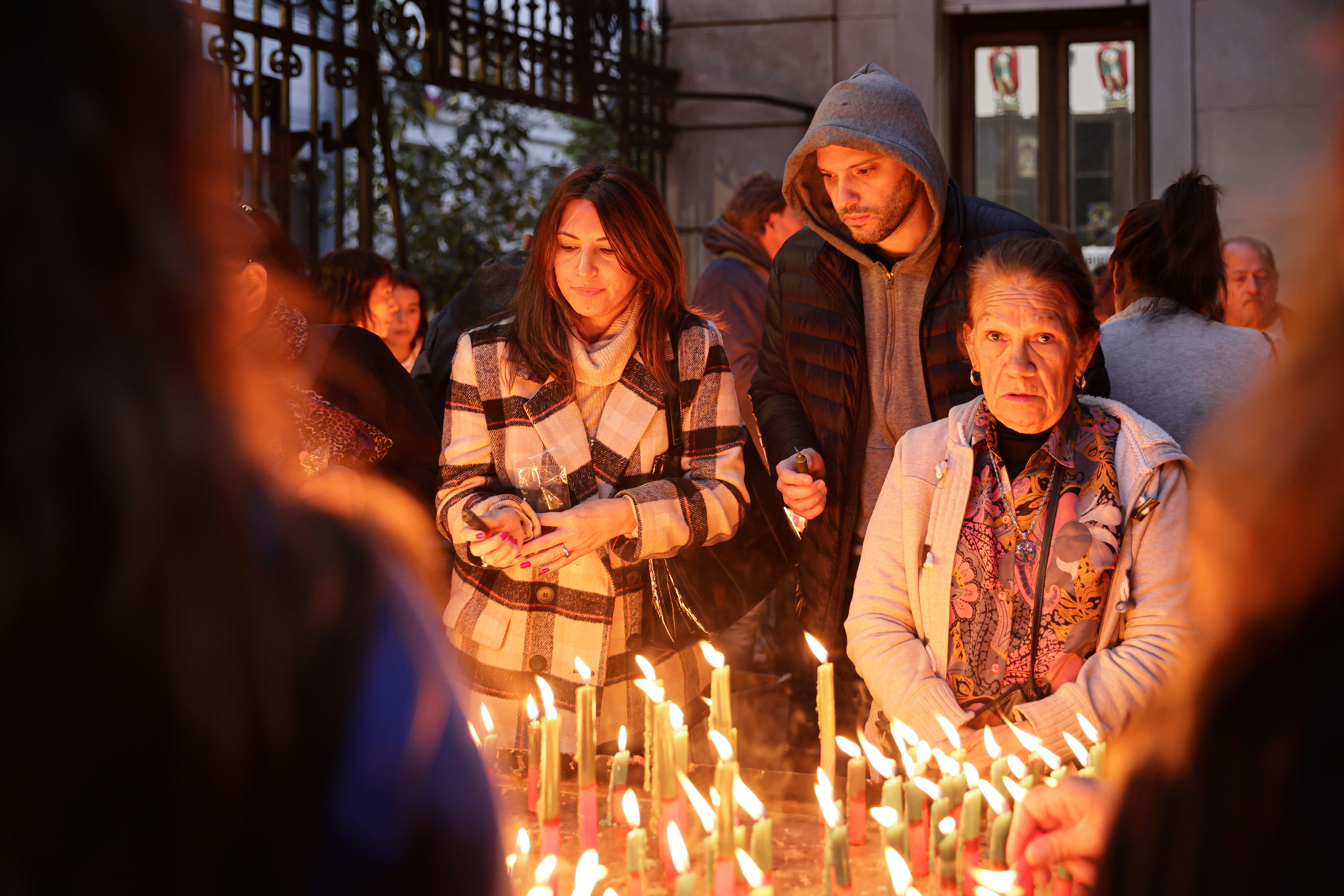 Buenos Aires, Argentina - 19 abril, 2025: Miles de fieles se congregan en el Santuario de San Exp...