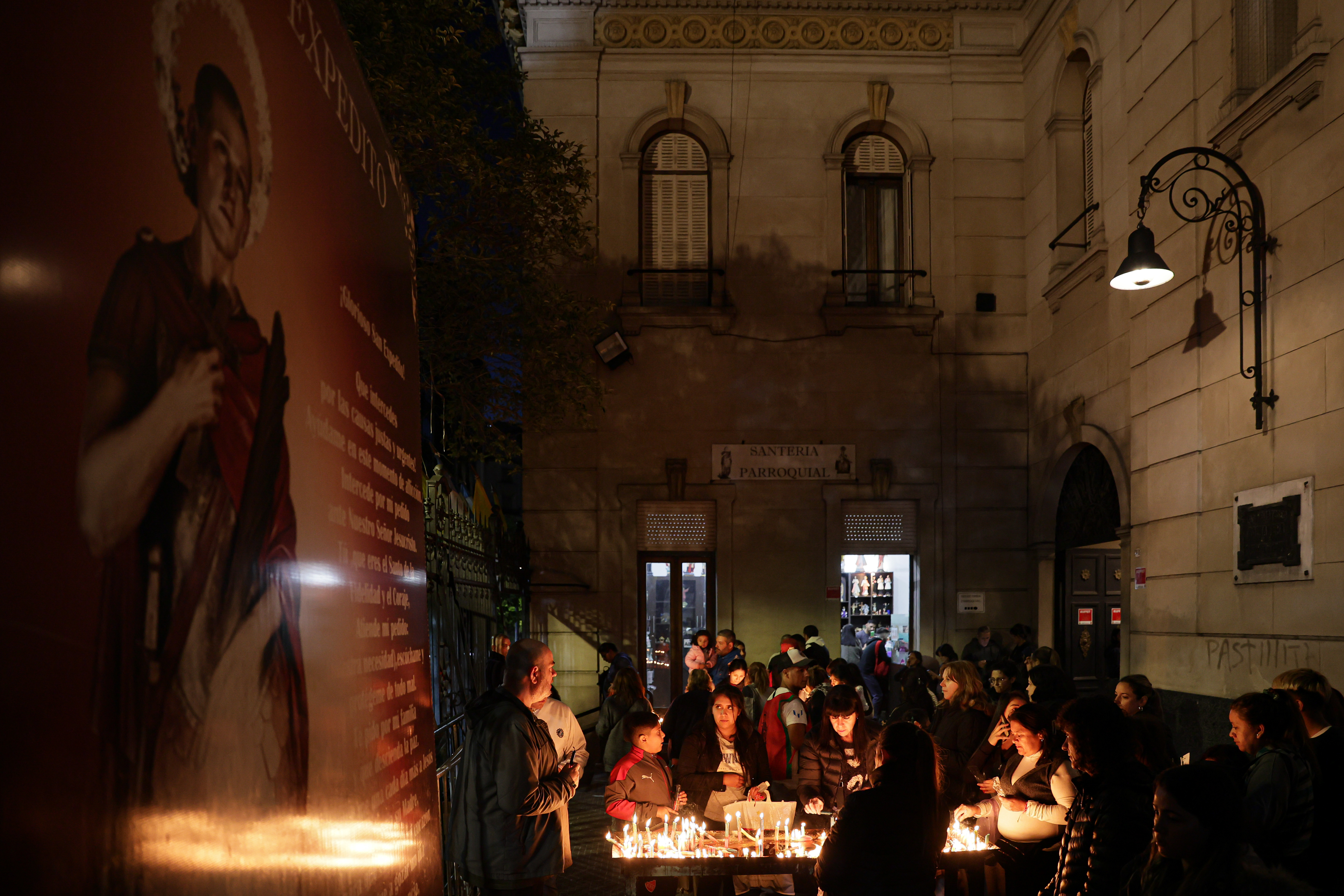 Miles de fieles honran al santo de las causas urgentes en el santuario de Balvanera Buenos Aires, Argentina - 19 abril, 2025: Miles de fieles se congregan en el Santuario de San Exp...