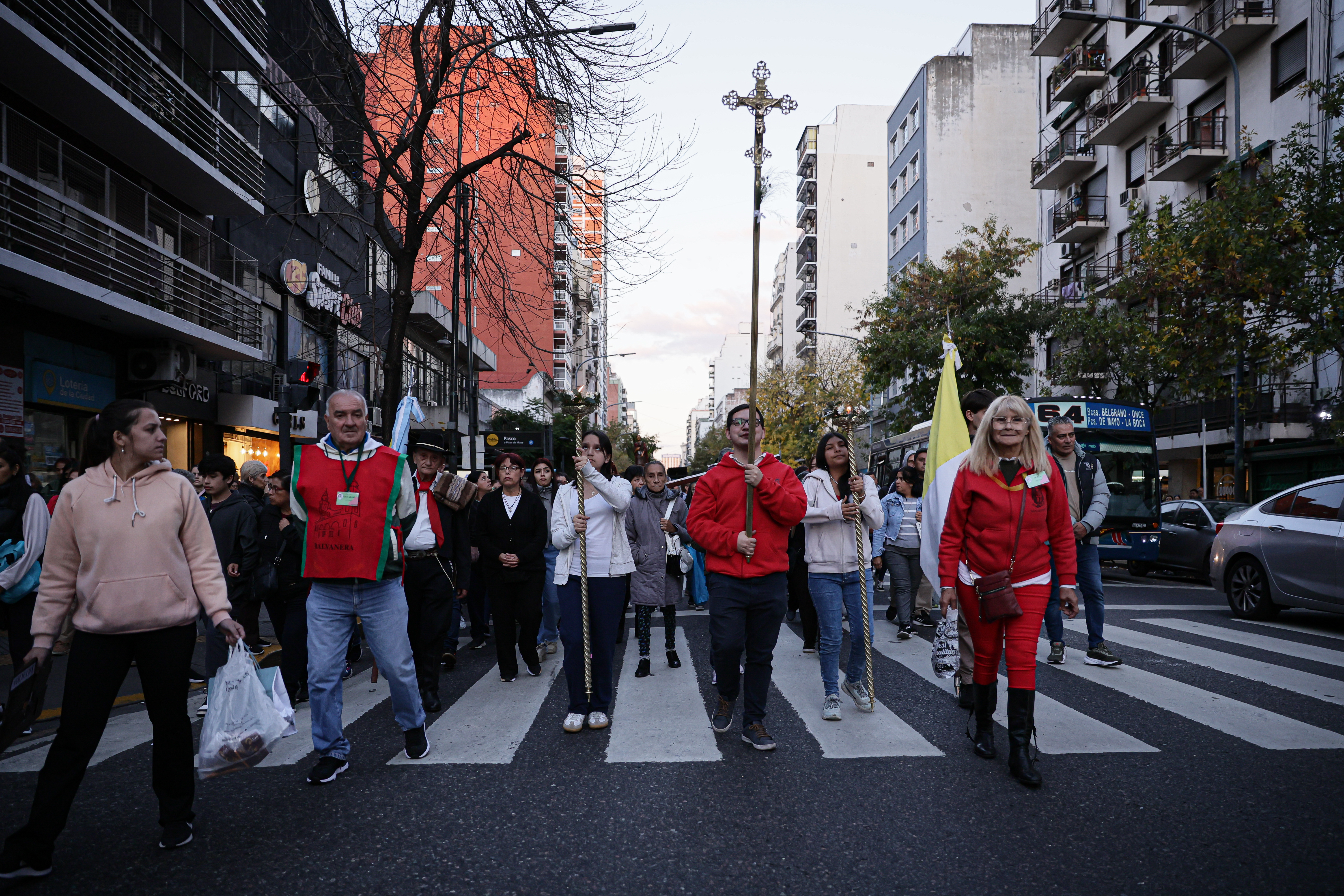 Miles de fieles honran al santo de las causas urgentes en el santuario de Balvanera Buenos Aires, Argentina - 19 abril, 2025: Miles de fieles se congregan en el Santuario de San Exp...