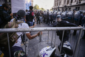 Incidentes entre manifestantes y Policía durante protesta por mejoras previsionales y salariales