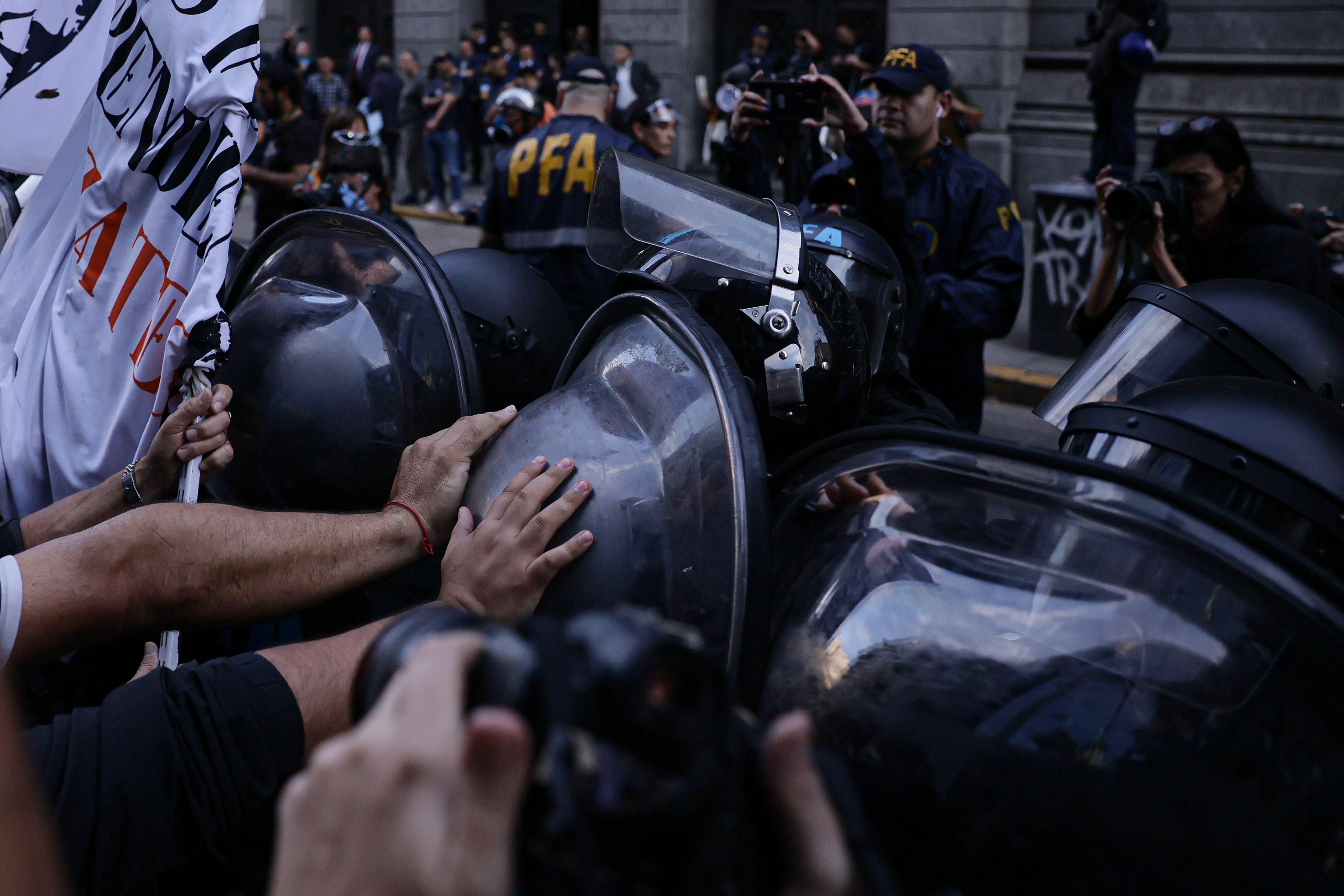 Incidentes entre manifestantes y Policía durante protesta por mejoras previsionales y salariales Buenos Aires, Argentina - 23 abril, 2025: Integrantes de la Policía de Argentina se enfrentan co...