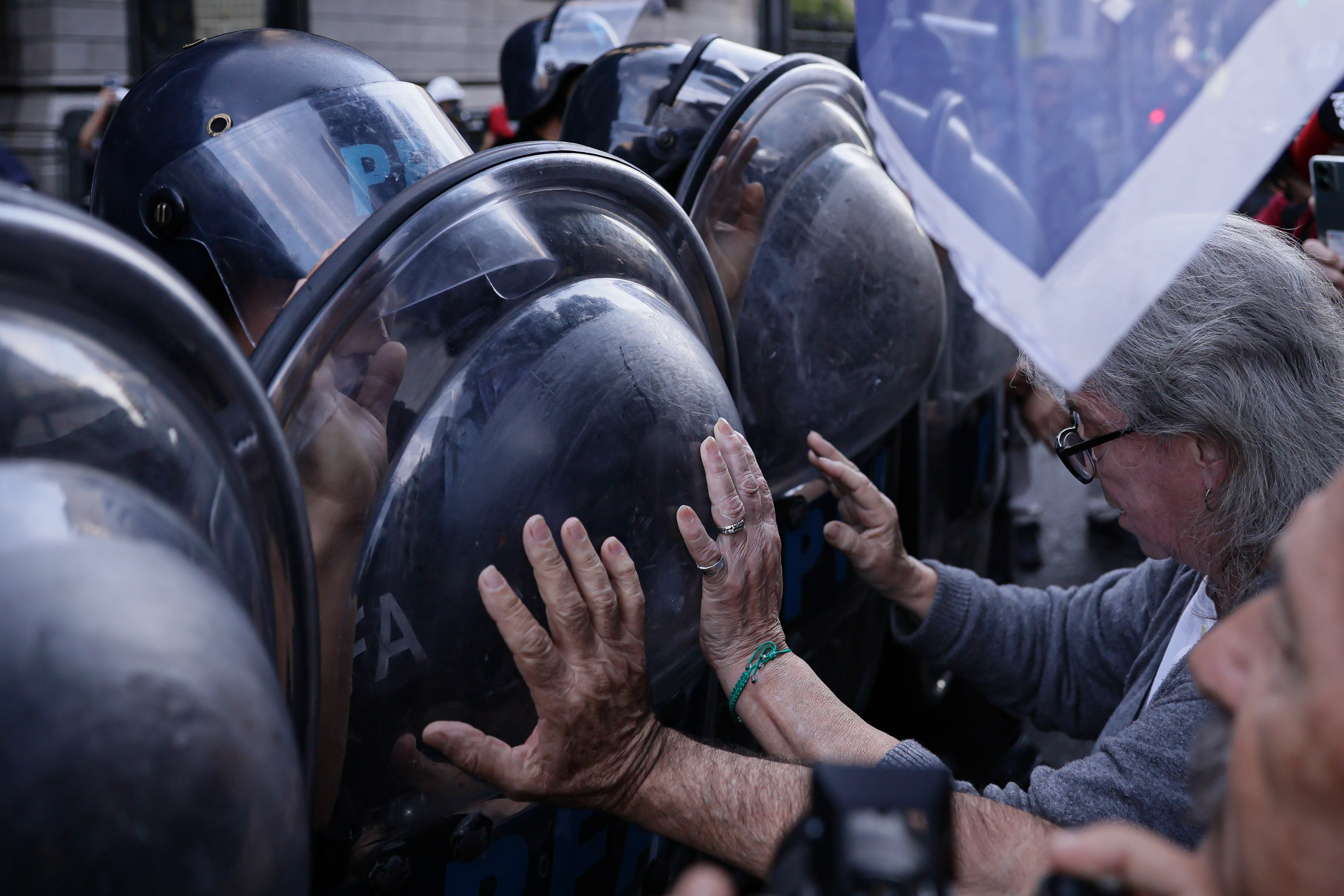 Incidentes entre manifestantes y Policía durante protesta por mejoras previsionales y salariales Buenos Aires, Argentina - 23 abril, 2025: Integrantes de la Policía de Argentina se enfrentan co...