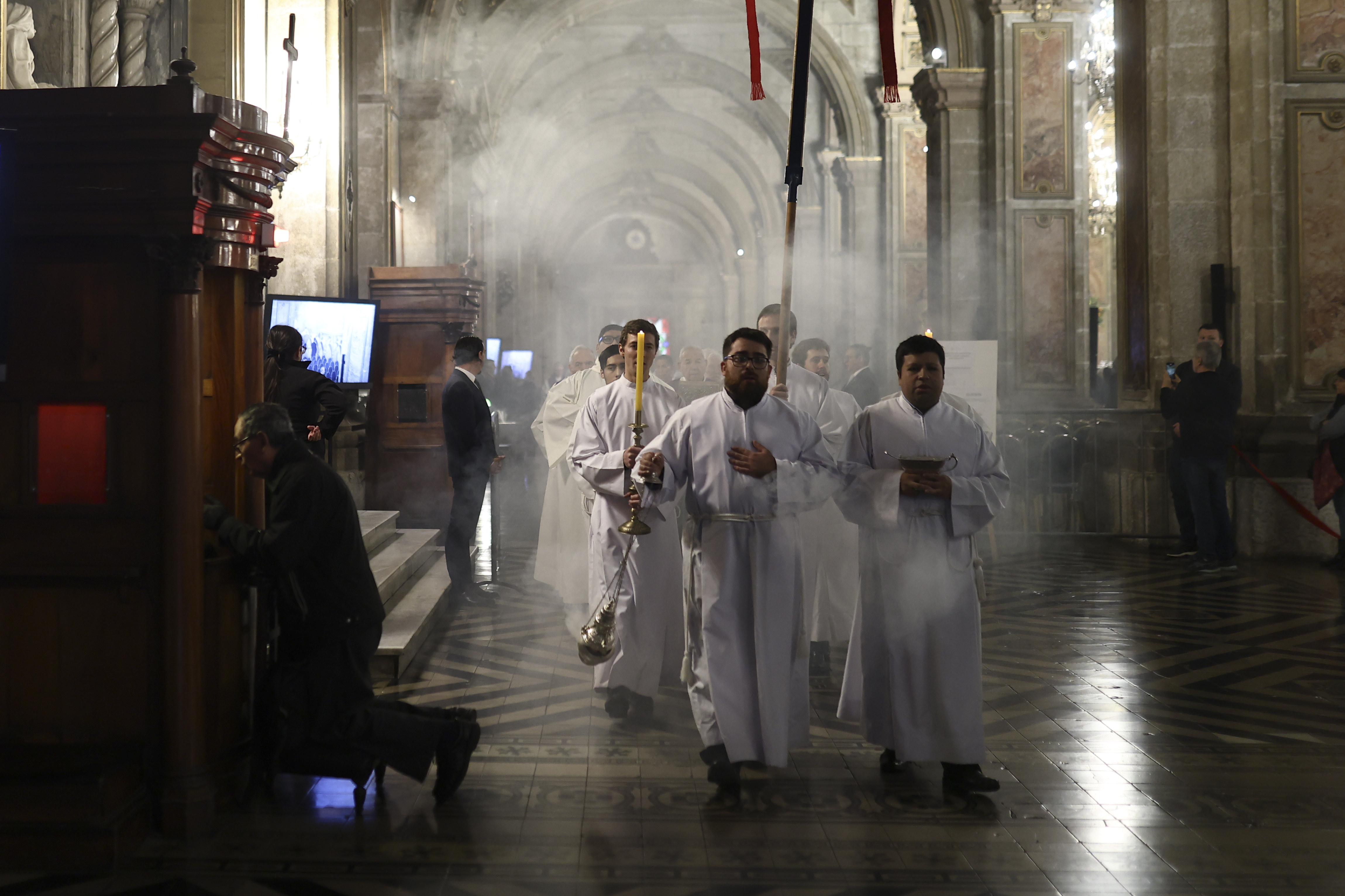 Fieles chilenos despiden al pontífice argentino con una emotiva ceremonia religiosa Santiago, Chile - 26 abril, 2025: Fieles participan en una misa en la Catedral de Santiago de Chi...
