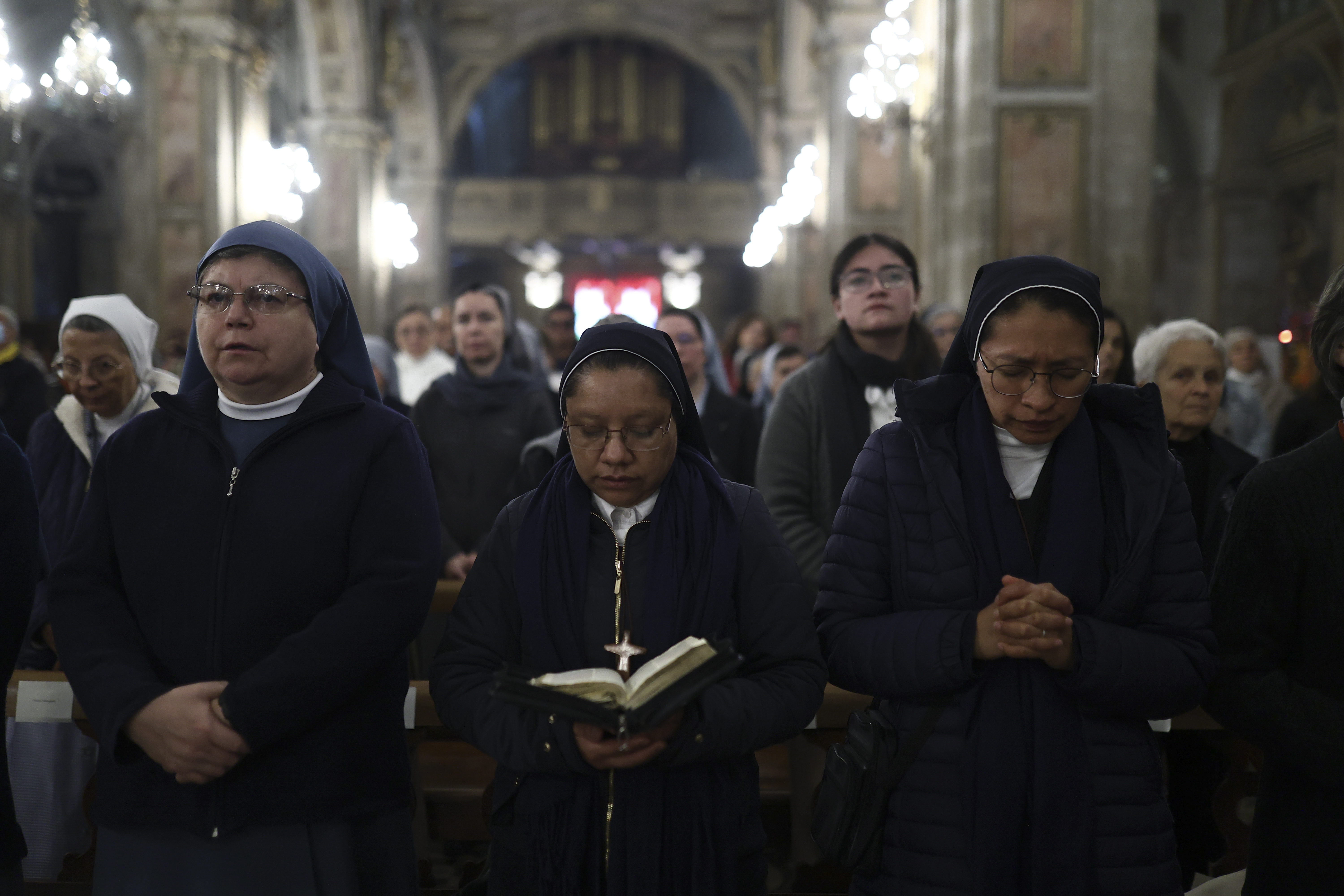 Fieles chilenos despiden al pontífice argentino con una emotiva ceremonia religiosa Santiago, Chile - 26 abril, 2025: Fieles participan en una misa en la Catedral de Santiago de Chi...