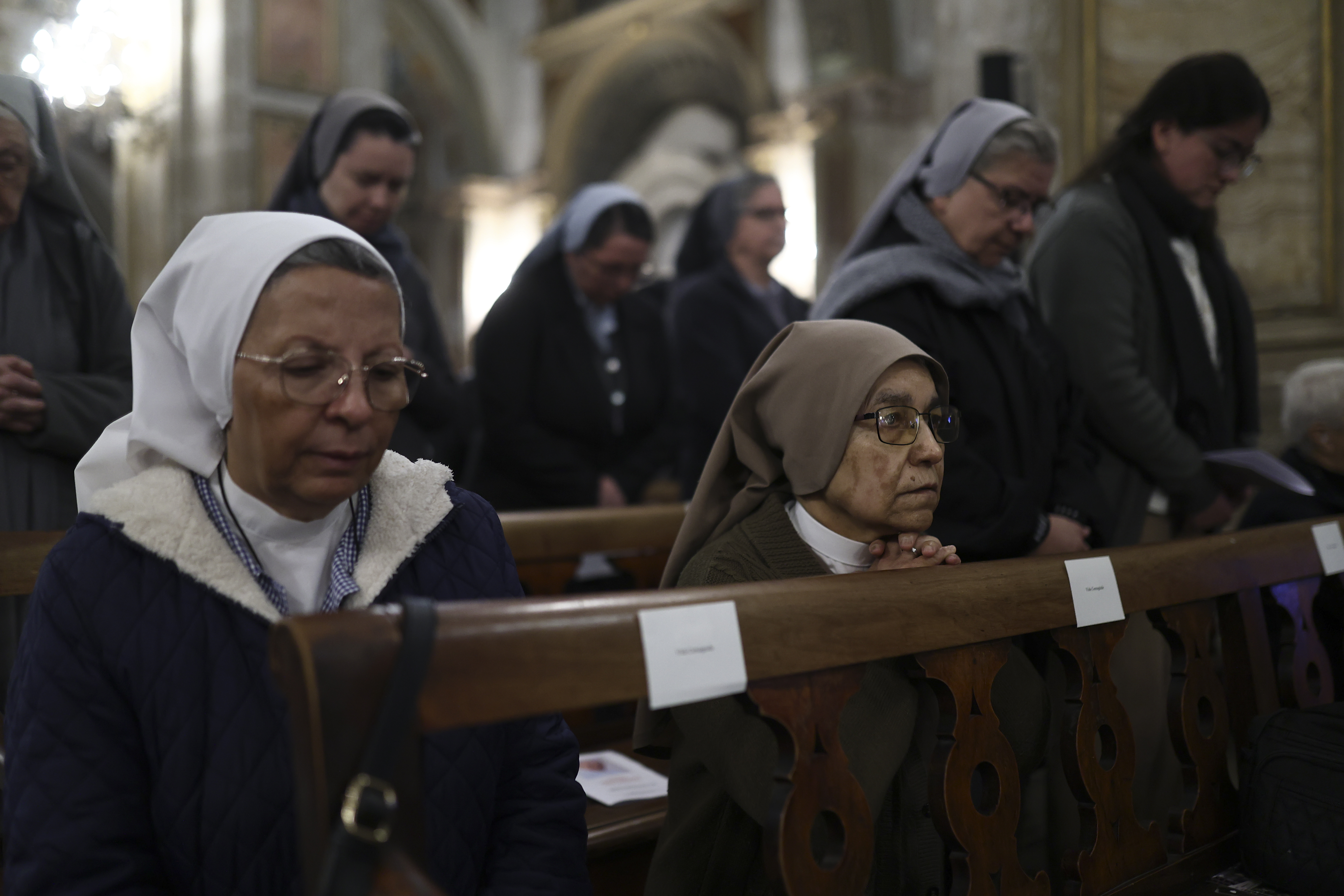 Santiago, Chile - 26 abril, 2025: Fieles participan en una misa en la Catedral de Santiago de Chi...