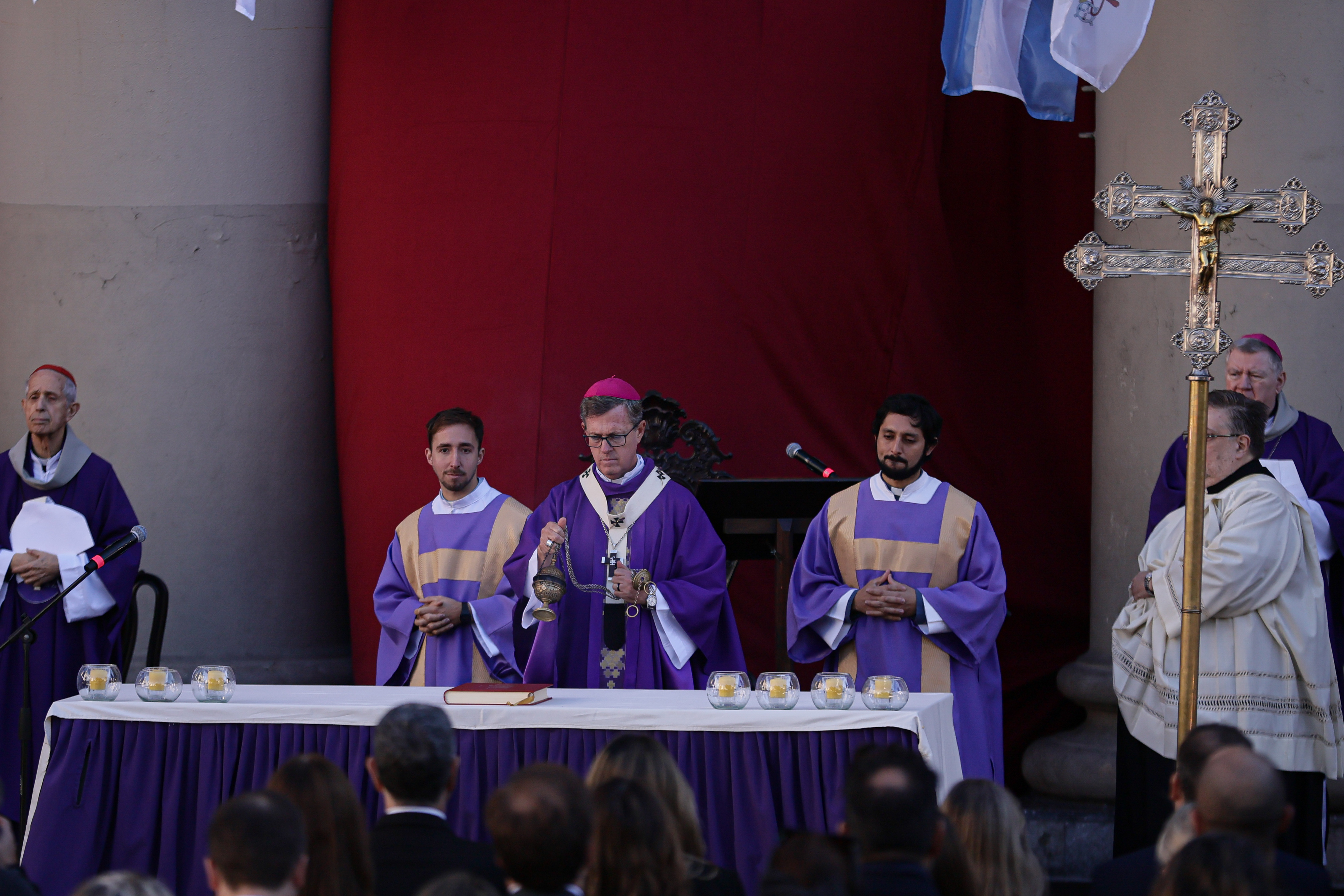 Emotivo homenaje al pontífice argentino oficiado por el arzobispo Jorge García Cuerva Buenos Aires, Argentina - 26 abril, 2025: El arzobispo de Buenos Aires, Jorge García Cuerva, ofi...