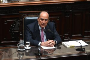 El jefe de Gabinete protestó por la demora y negó vínculos del Gobierno con el proyecto $LIBRA