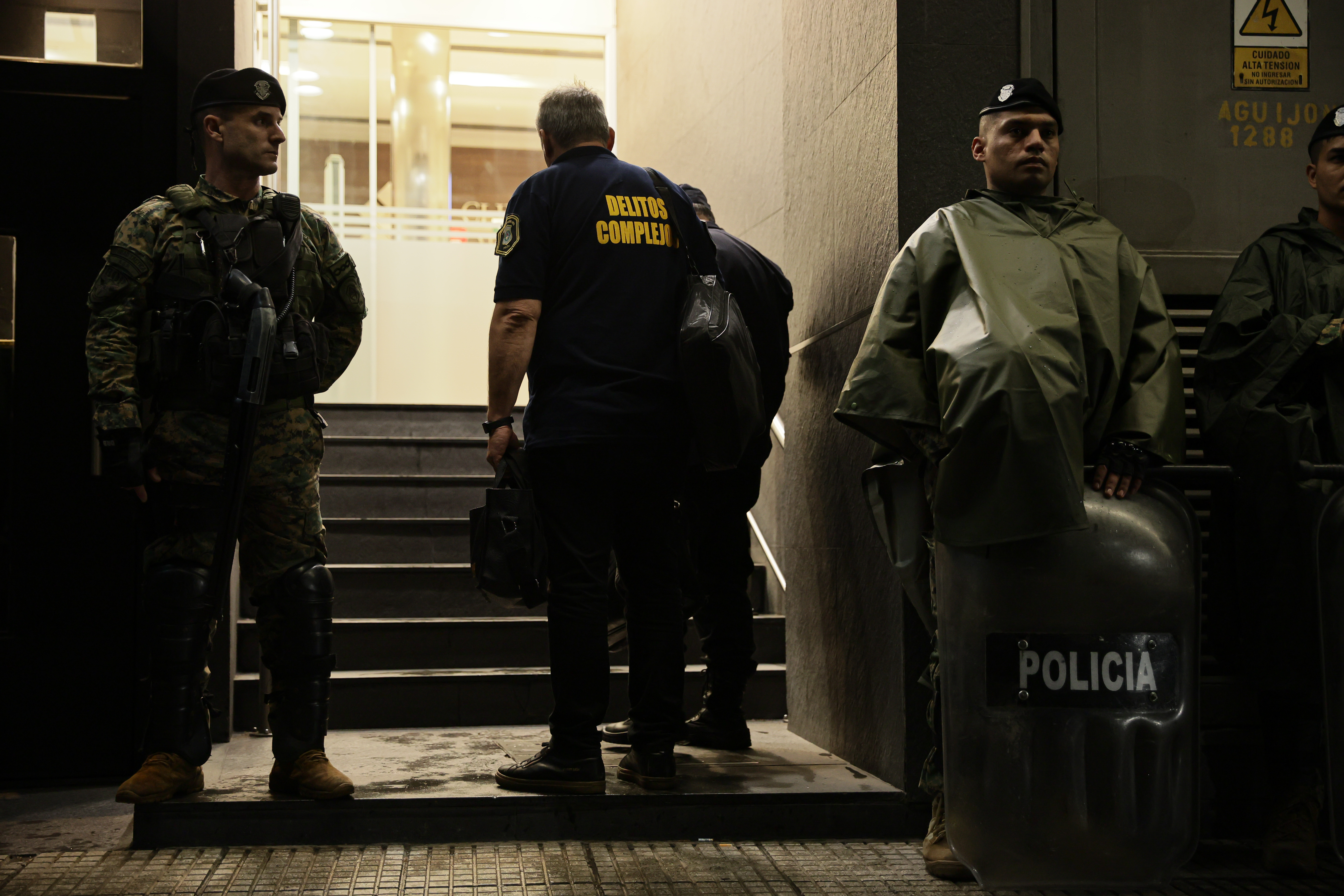 La Policía Bonaerense secuestró documentación clave sobre la internación de noviembre de 2020 Olivos, Argentina - 7 mayo, 2025: Oficiales del área de Delitos Complejos de la Policía Bonaere...