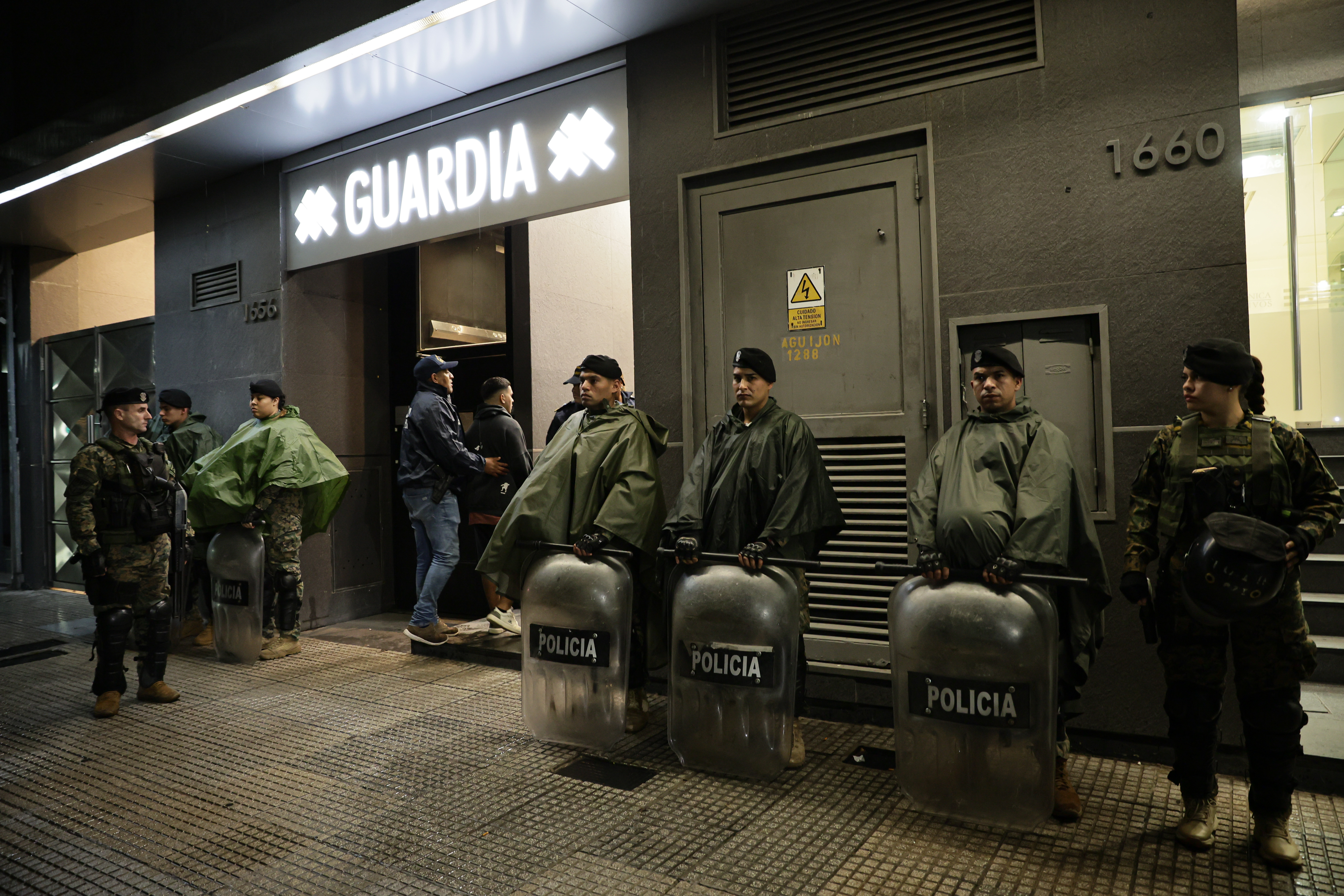 Allanan la Clínica Olivos por la historia médica de Diego Mara Olivos, Argentina - 7 mayo, 2025: Oficiales del área de Delitos Complejos de la Policía Bonaere...