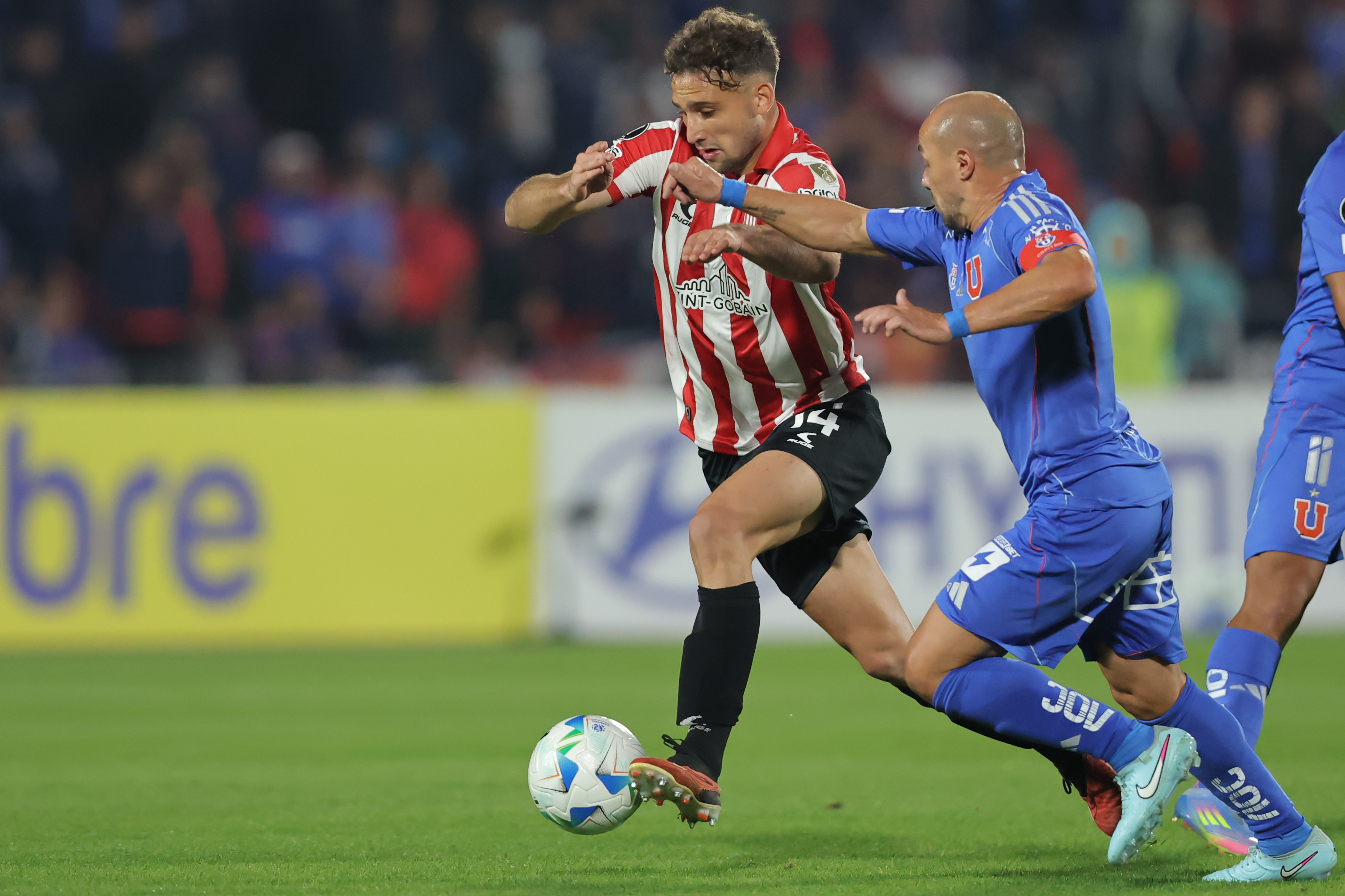 019A8243 Santiago, Chile - May 3, 2025: Chile’s Universidad de Chile faces Estudiantes de La Plata (Arge...