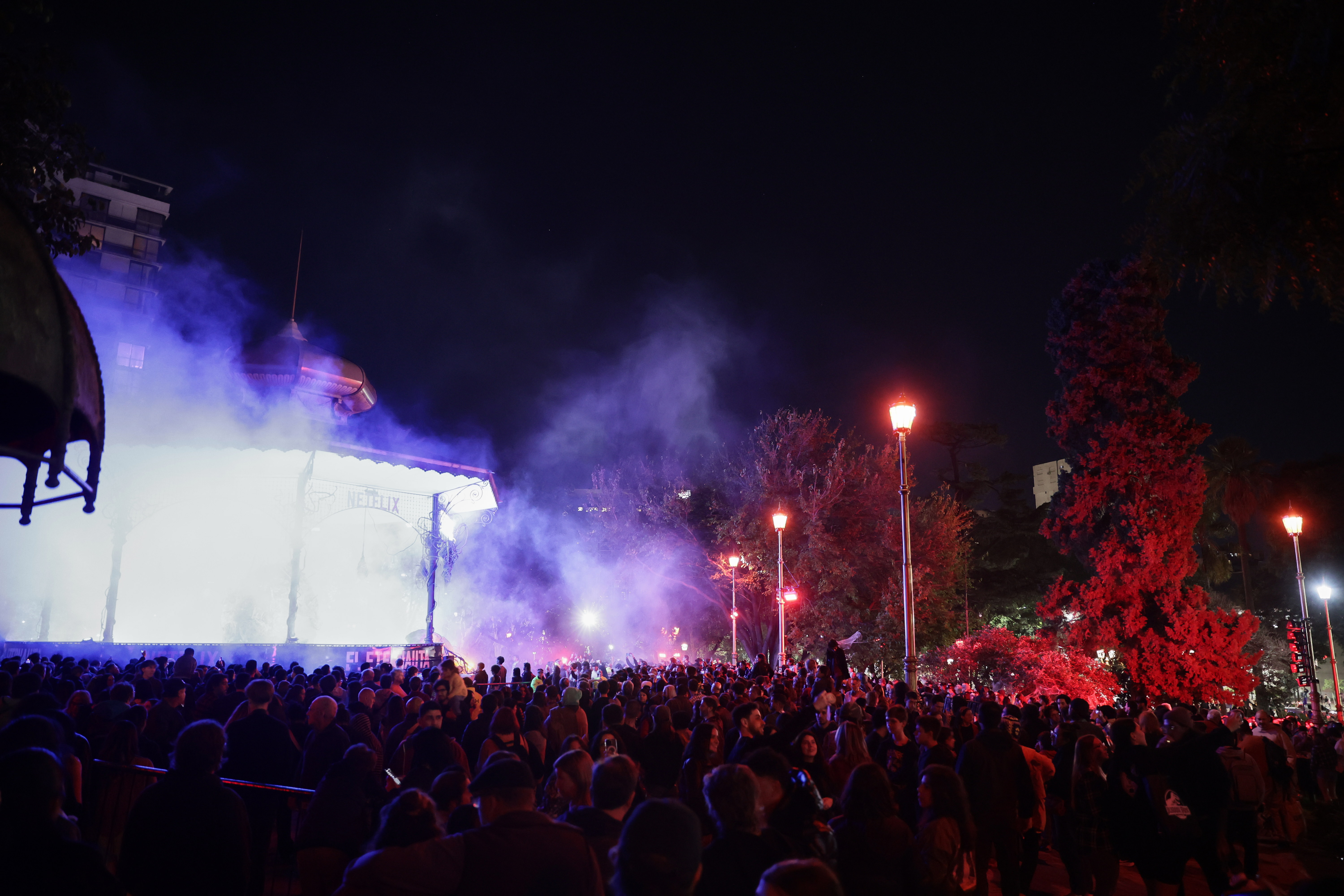 Fans colmaron la plaza para revivir el momento culminante de la serie éxito en la plataforma Buenos Aires, Argentina - 10 mayo, 2025: Cientos de fanáticos se congregaron en Barrancas de Bel...