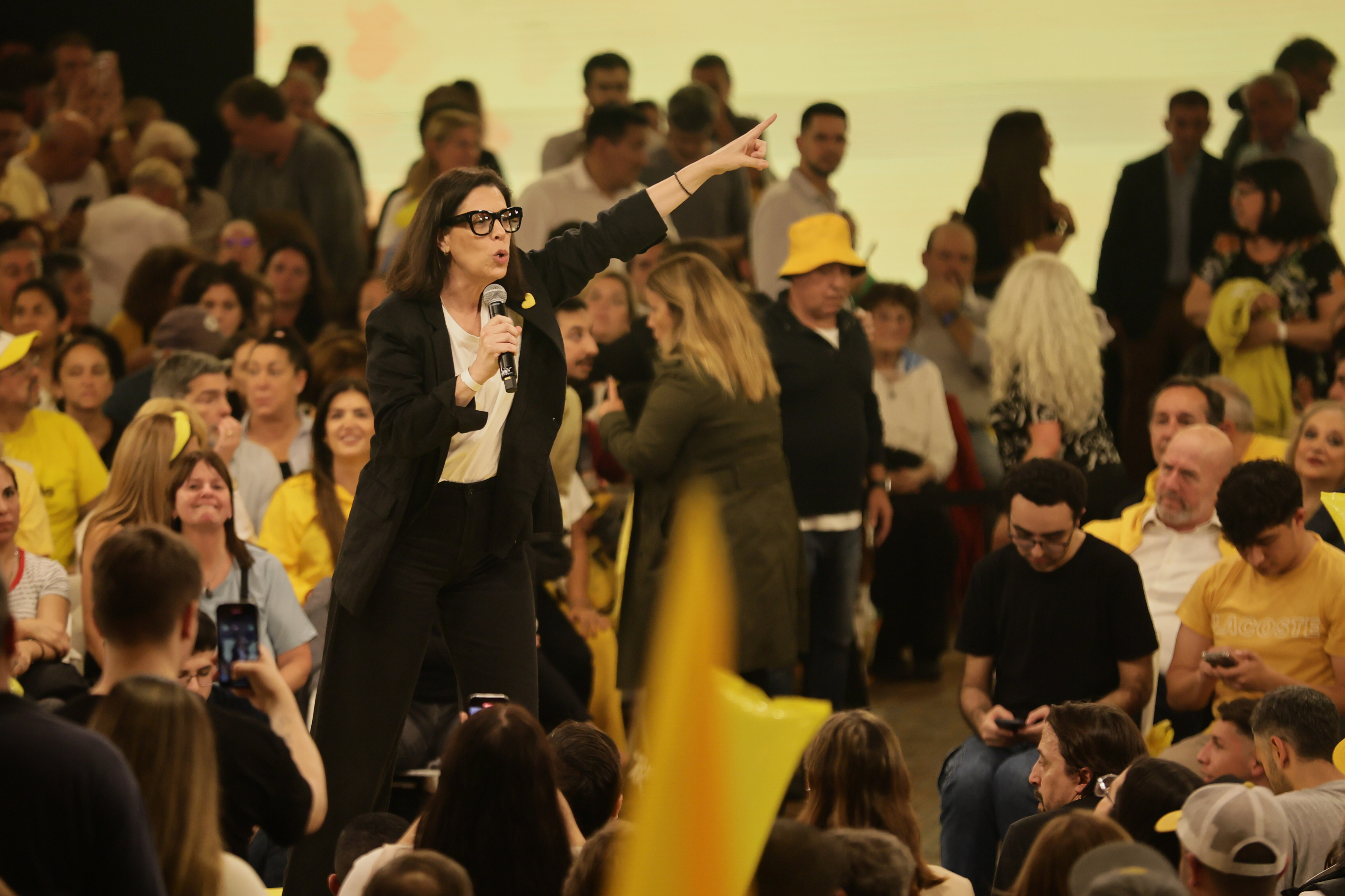 La candidata de Juntos por el Cambio encabezó su acto final rodeada de figuras clave del PRO Buenos Aires, Argentina – 15 mayo, 2025: Silvia Lospennato, candidata a legisladora por Juntos ...