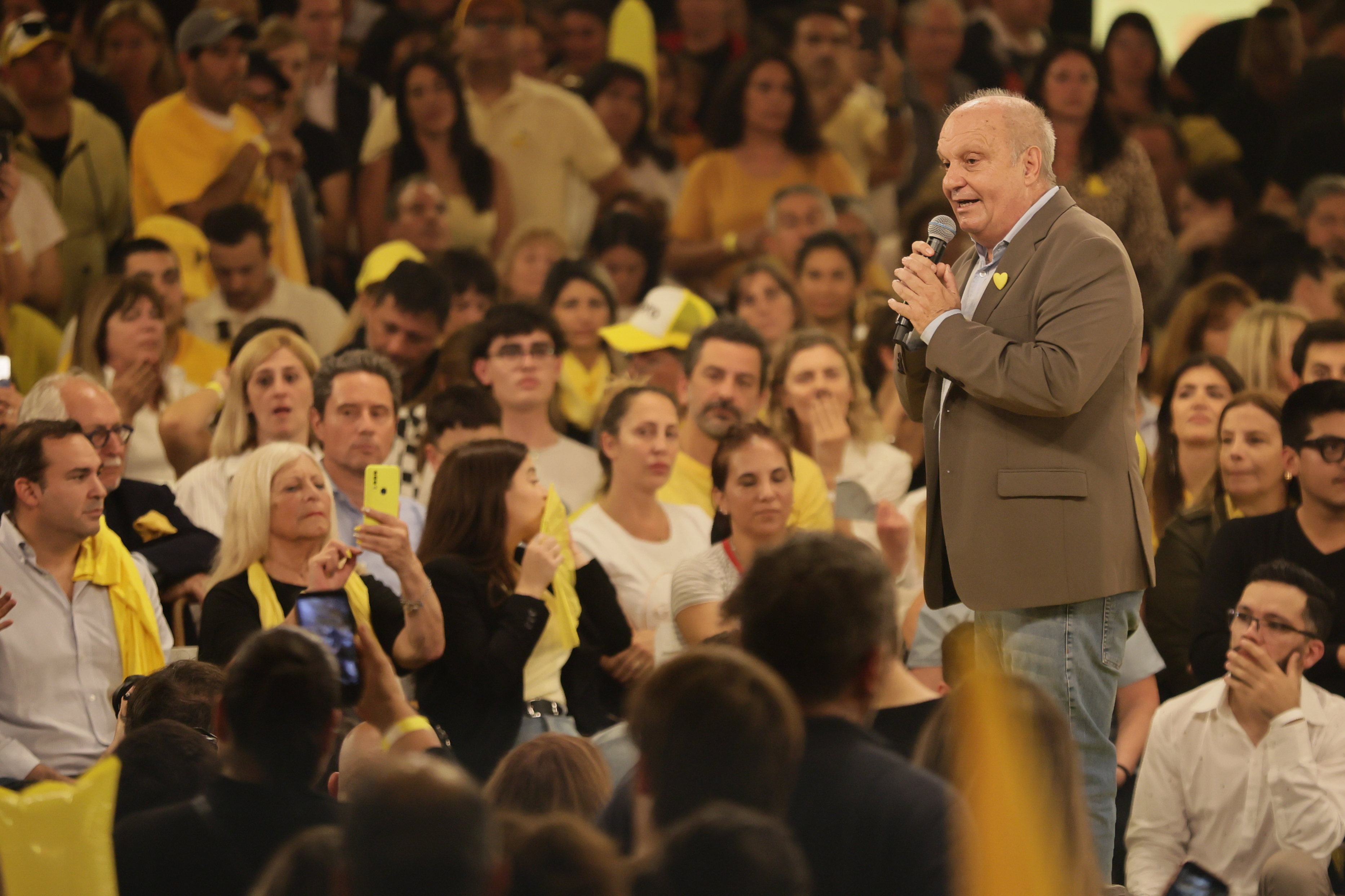 La candidata de Juntos por el Cambio encabezó su acto final rodeada de figuras clave del PRO Buenos Aires, Argentina – 15 mayo, 2025: Silvia Lospennato, candidata a legisladora por Juntos ...