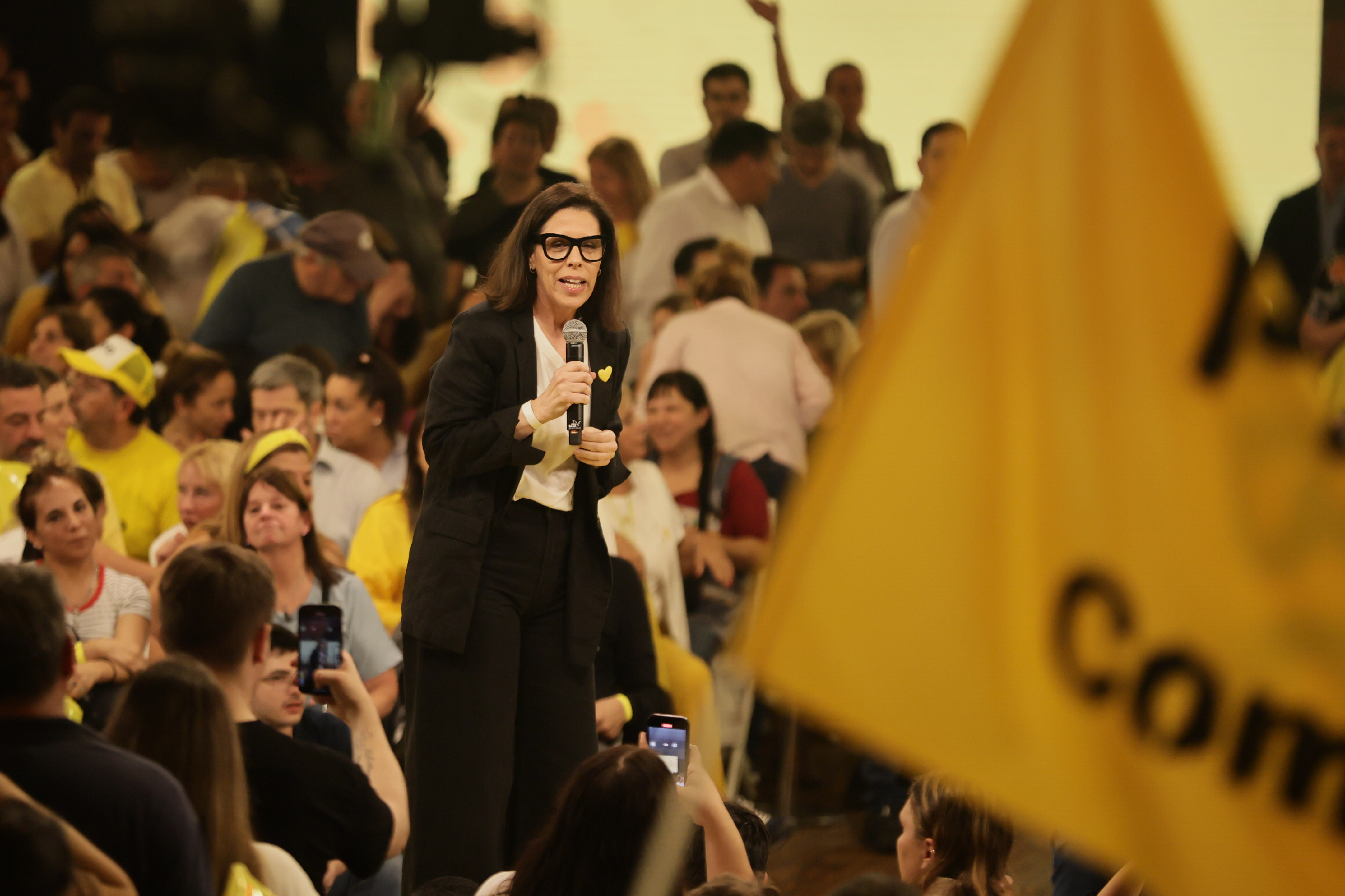 La candidata de Juntos por el Cambio encabezó su acto final rodeada de figuras clave del PRO Buenos Aires, Argentina – 15 mayo, 2025: Silvia Lospennato, candidata a legisladora por Juntos ...
