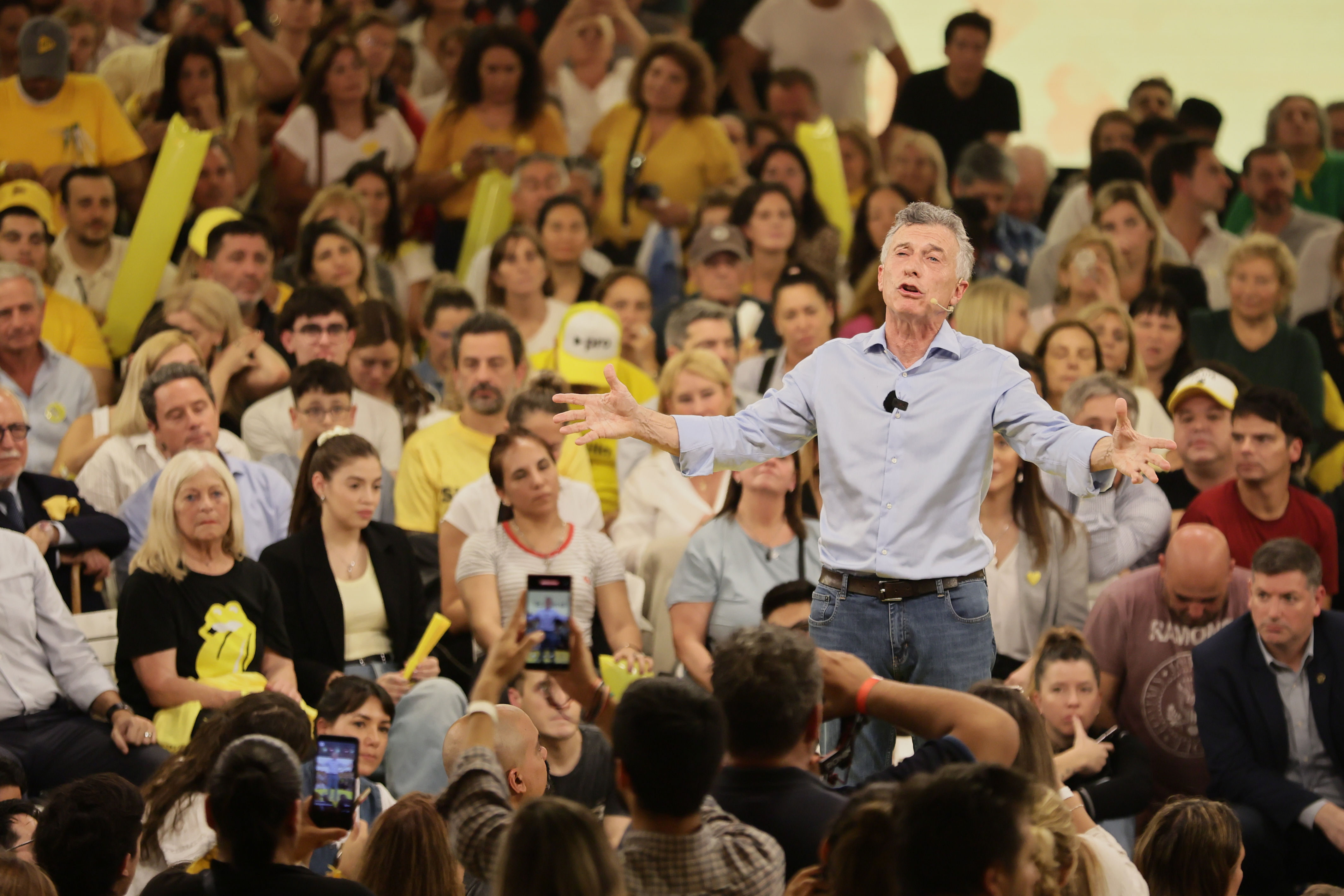 La candidata de Juntos por el Cambio encabezó su acto final rodeada de figuras clave del PRO Buenos Aires, Argentina – 15 mayo, 2025: Silvia Lospennato, candidata a legisladora por Juntos ...