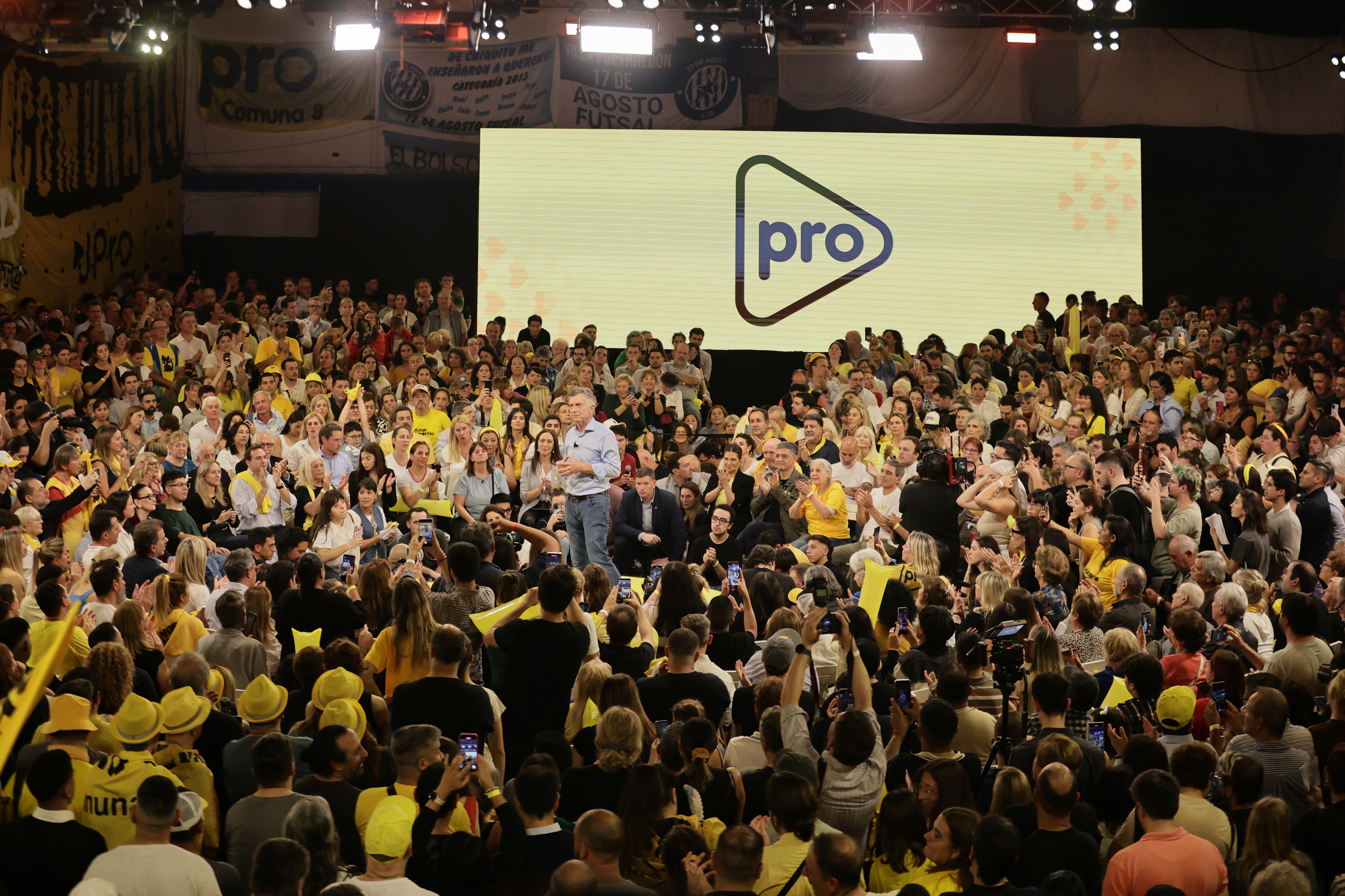 La candidata de Juntos por el Cambio encabezó su acto final rodeada de figuras clave del PRO Buenos Aires, Argentina – 15 mayo, 2025: Silvia Lospennato, candidata a legisladora por Juntos ...