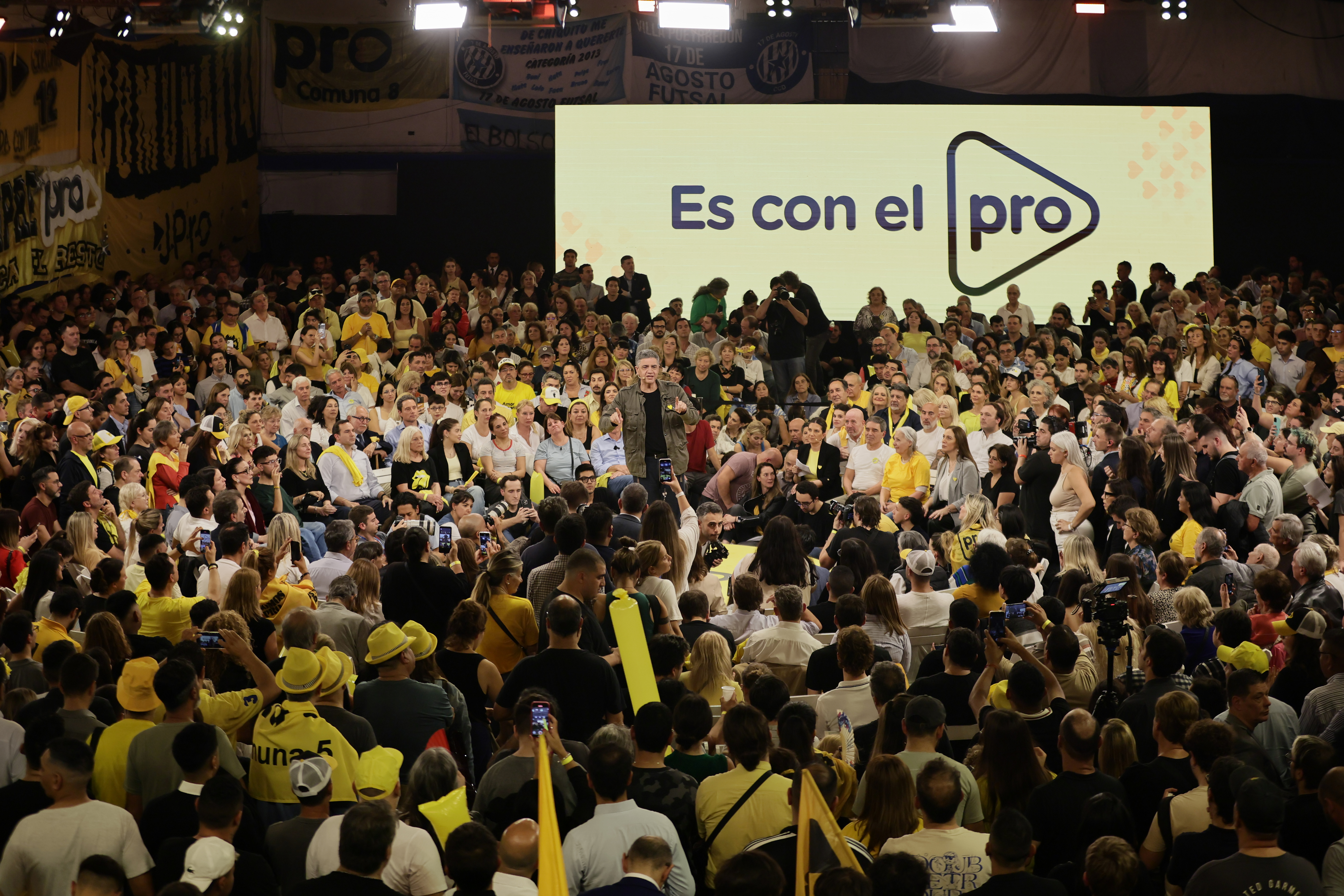 La candidata de Juntos por el Cambio encabezó su acto final rodeada de figuras clave del PRO Buenos Aires, Argentina – 15 mayo, 2025: Silvia Lospennato, candidata a legisladora por Juntos ...