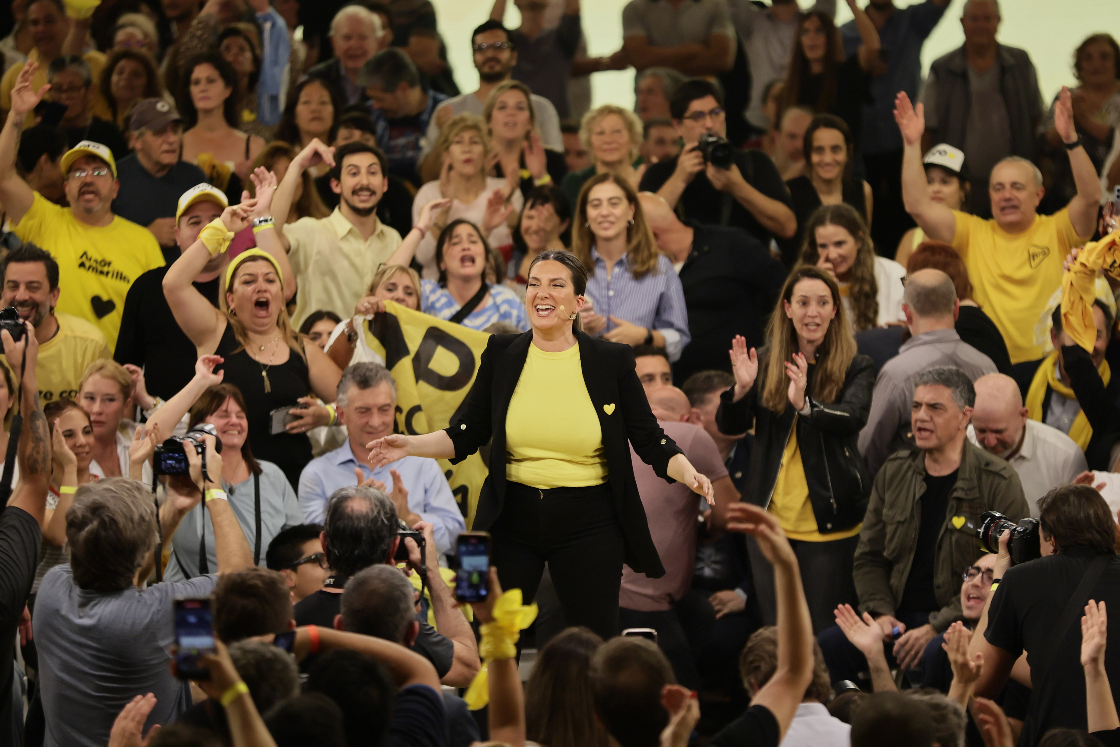 La candidata de Juntos por el Cambio encabezó su acto final rodeada de figuras clave del PRO Buenos Aires, Argentina – 15 mayo, 2025: Silvia Lospennato, candidata a legisladora por Juntos ...