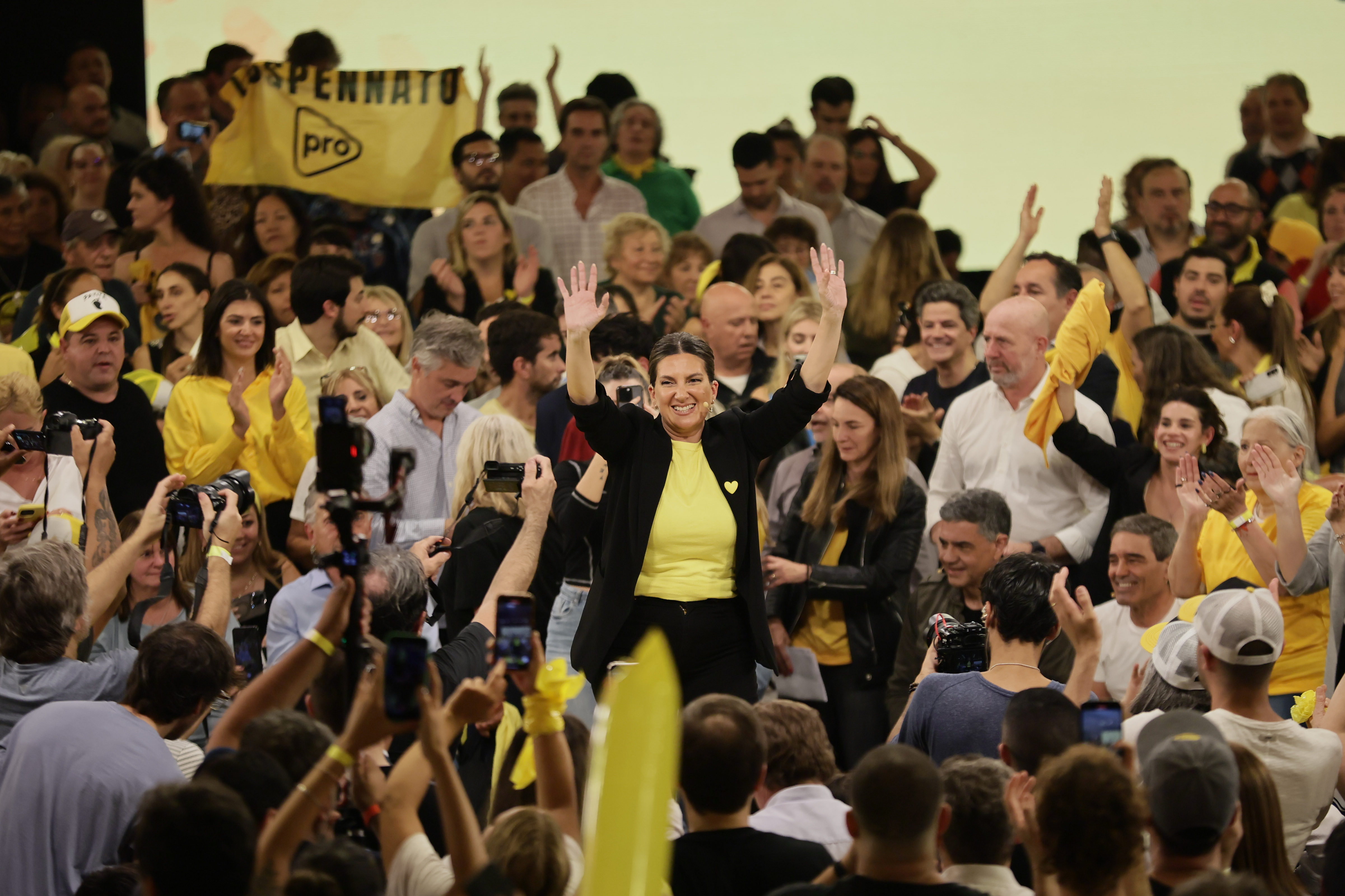 La candidata de Juntos por el Cambio encabezó su acto final rodeada de figuras clave del PRO Buenos Aires, Argentina – 15 mayo, 2025: Silvia Lospennato, candidata a legisladora por Juntos ...