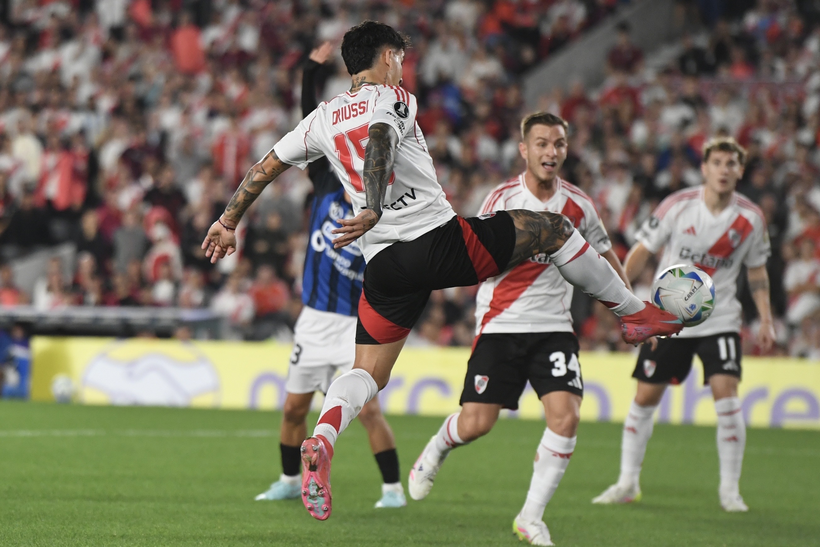 Key group stage clash between Argentine and Ecuadorian teams at El Monumental Buenos Aires, Argentina - May 15, 2025: River Plate hosts Independiente del Valle (Ecuador) in a ...