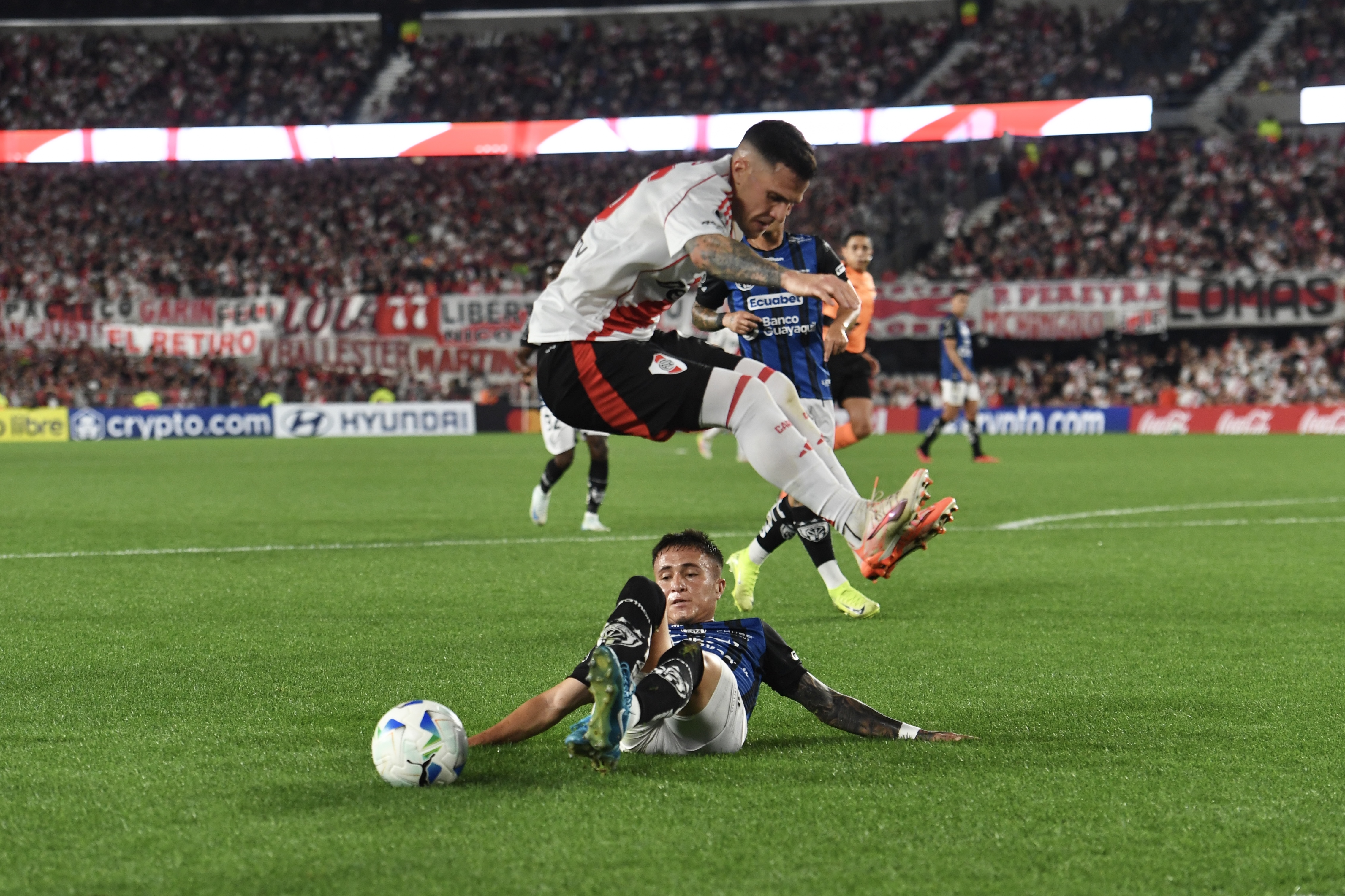 Key group stage clash between Argentine and Ecuadorian teams at El Monumental Buenos Aires, Argentina - May 15, 2025: River Plate hosts Independiente del Valle (Ecuador) in a ...