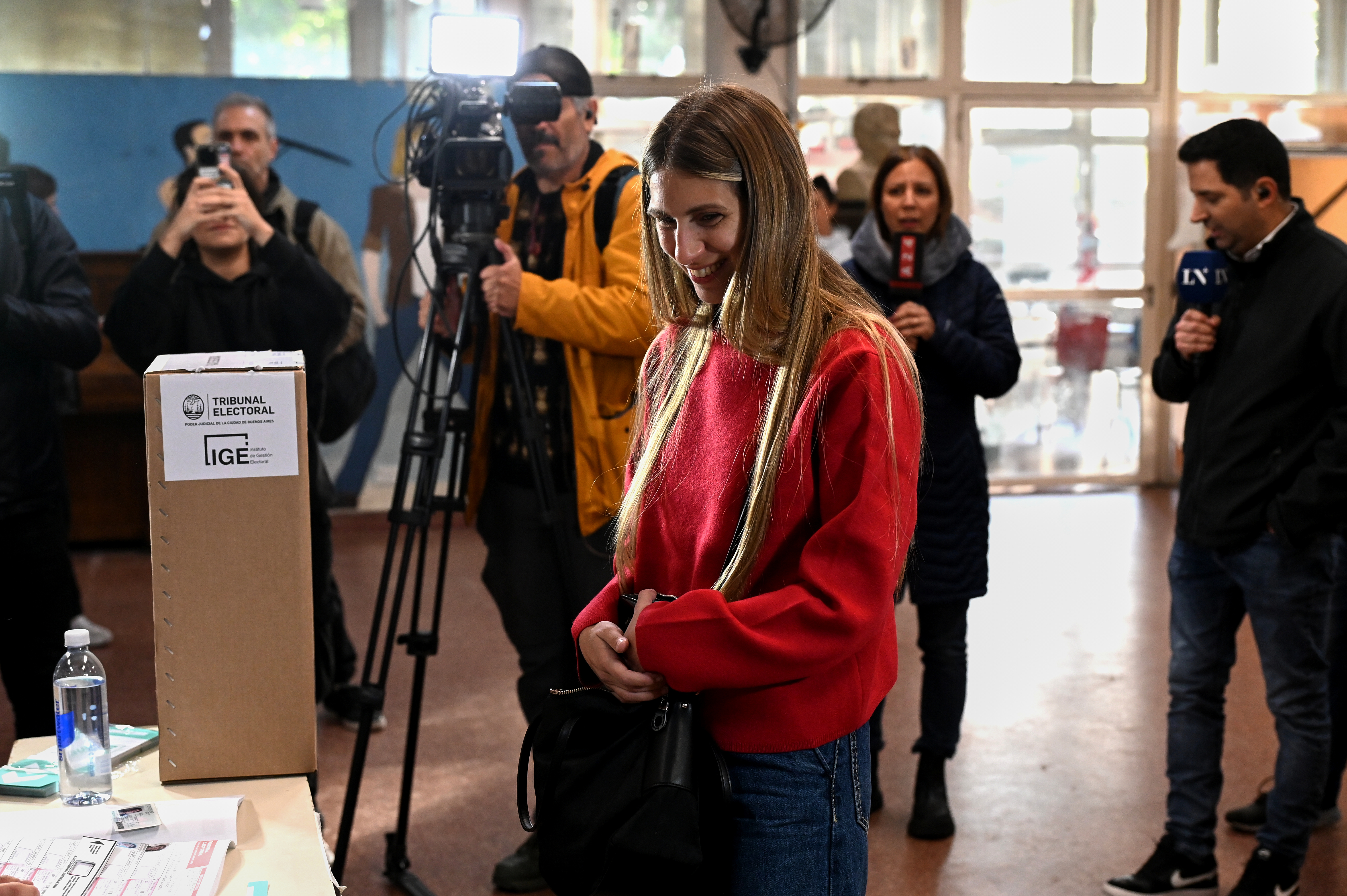 NST_5884 Buenos Aires Argentina, 18 mayo, 2025: La candidata Lula Levy emite su voto. Foto: Nicolás Stul...