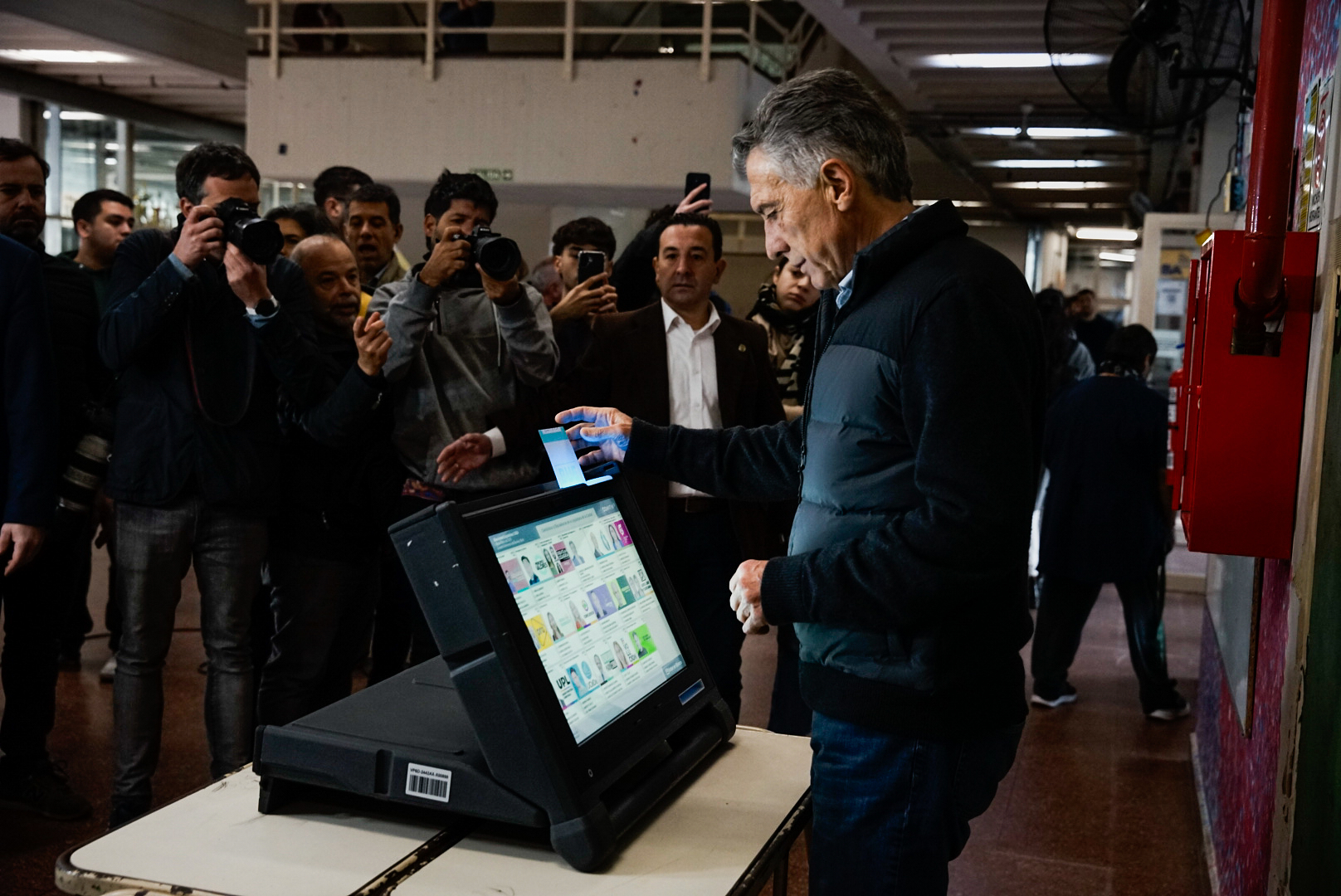 DSC3296 Buenos Aires Argentina, 18 mayo, 2025: El ex-presidente de Argentina Mauricio Macri emite su voto...