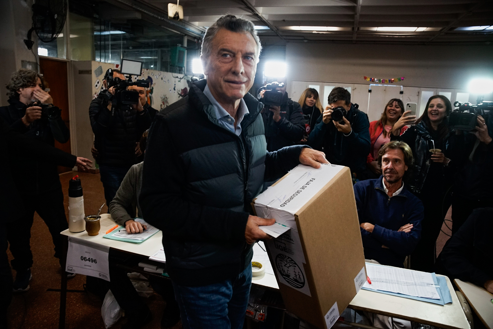 Buenos Aires Argentina, 18 mayo, 2025: El ex-presidente de Argentina Mauricio Macri emite su voto...