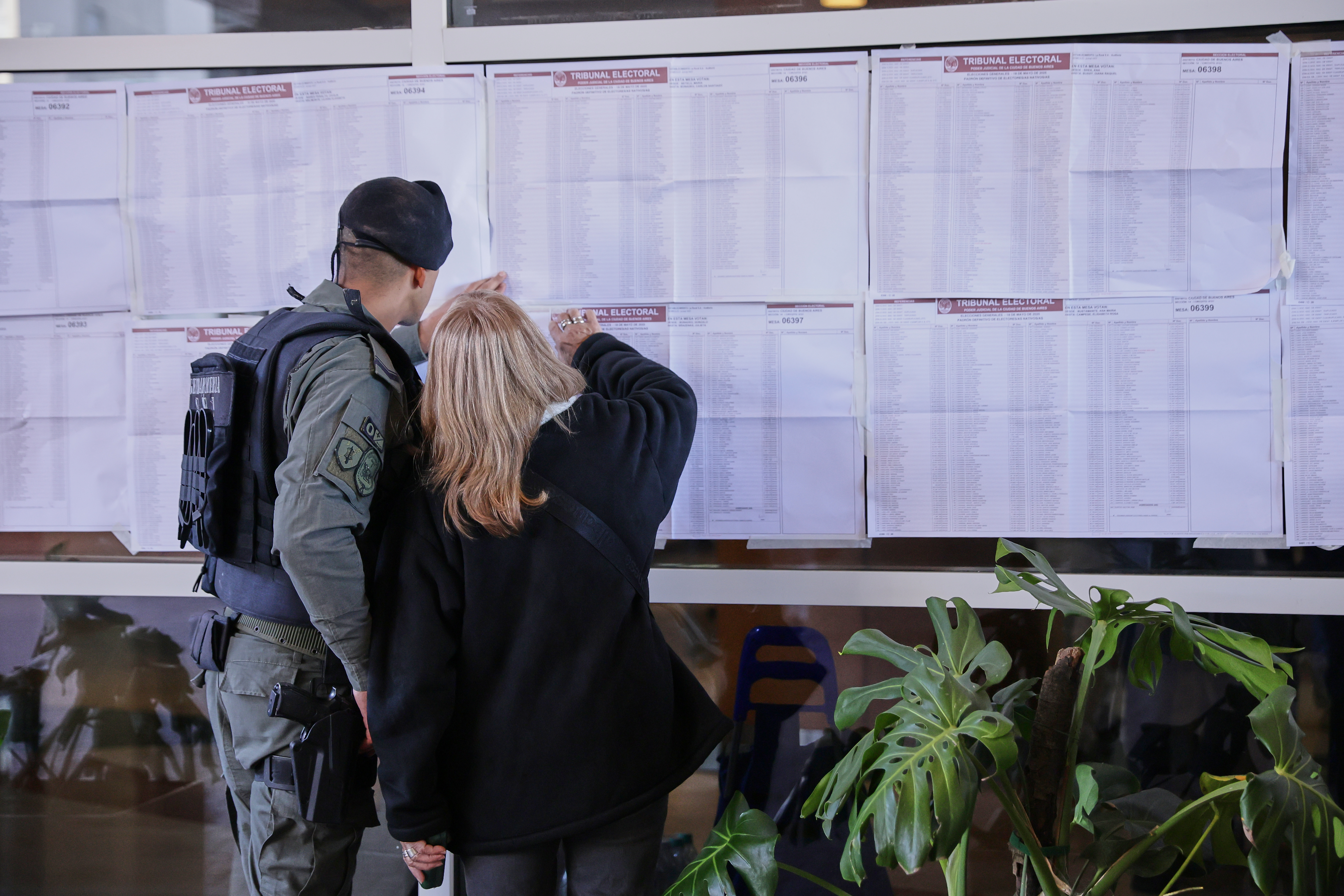Buenos Aires Argentina, 18 mayo, 2025: Persona se busca en el padrón. Foto/ UNAR AGENCY