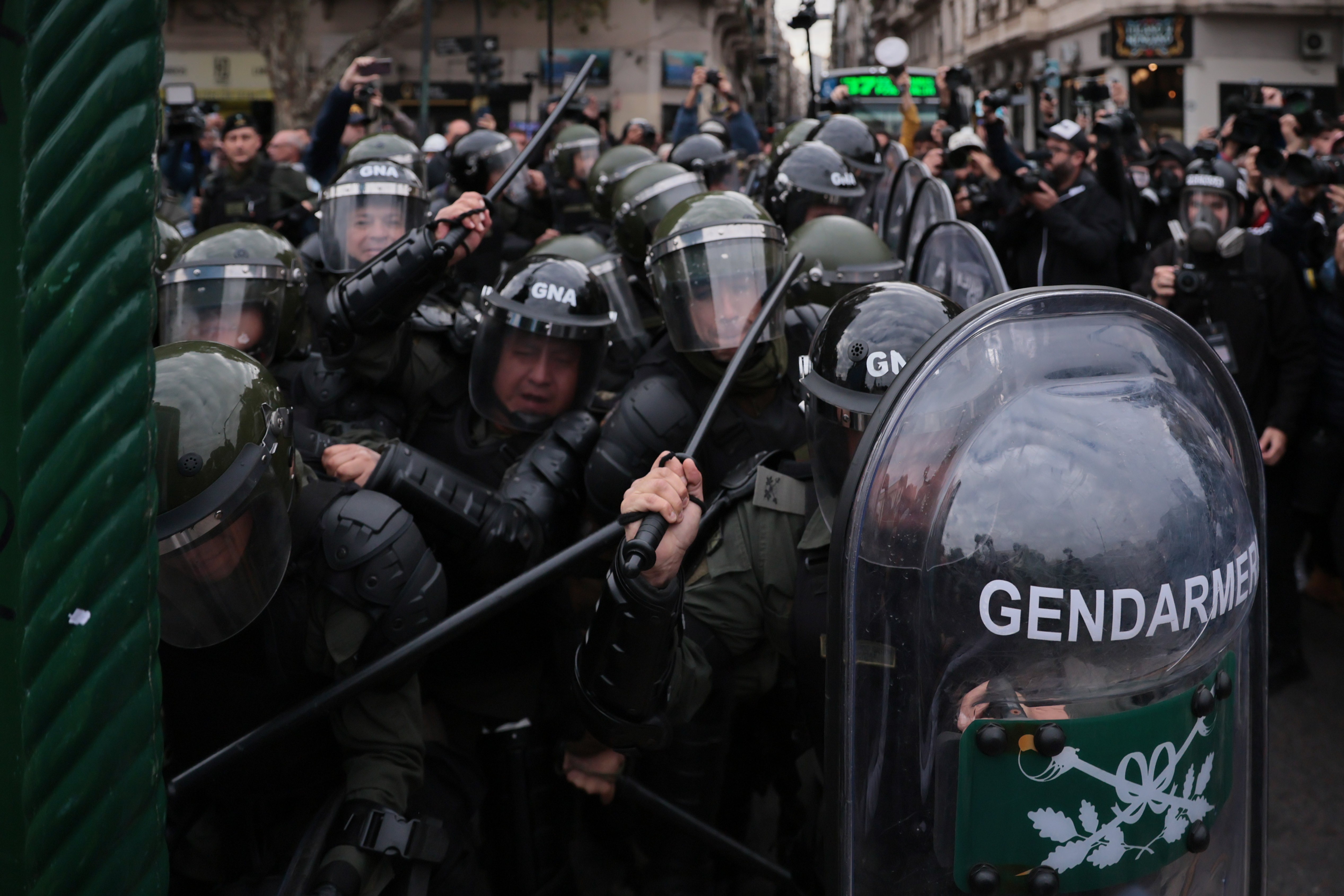 JUBS0632 Buenos Aires, Argentina - 21 mayo 2025: Incidentes entre la policia y jubilados termina en repres...