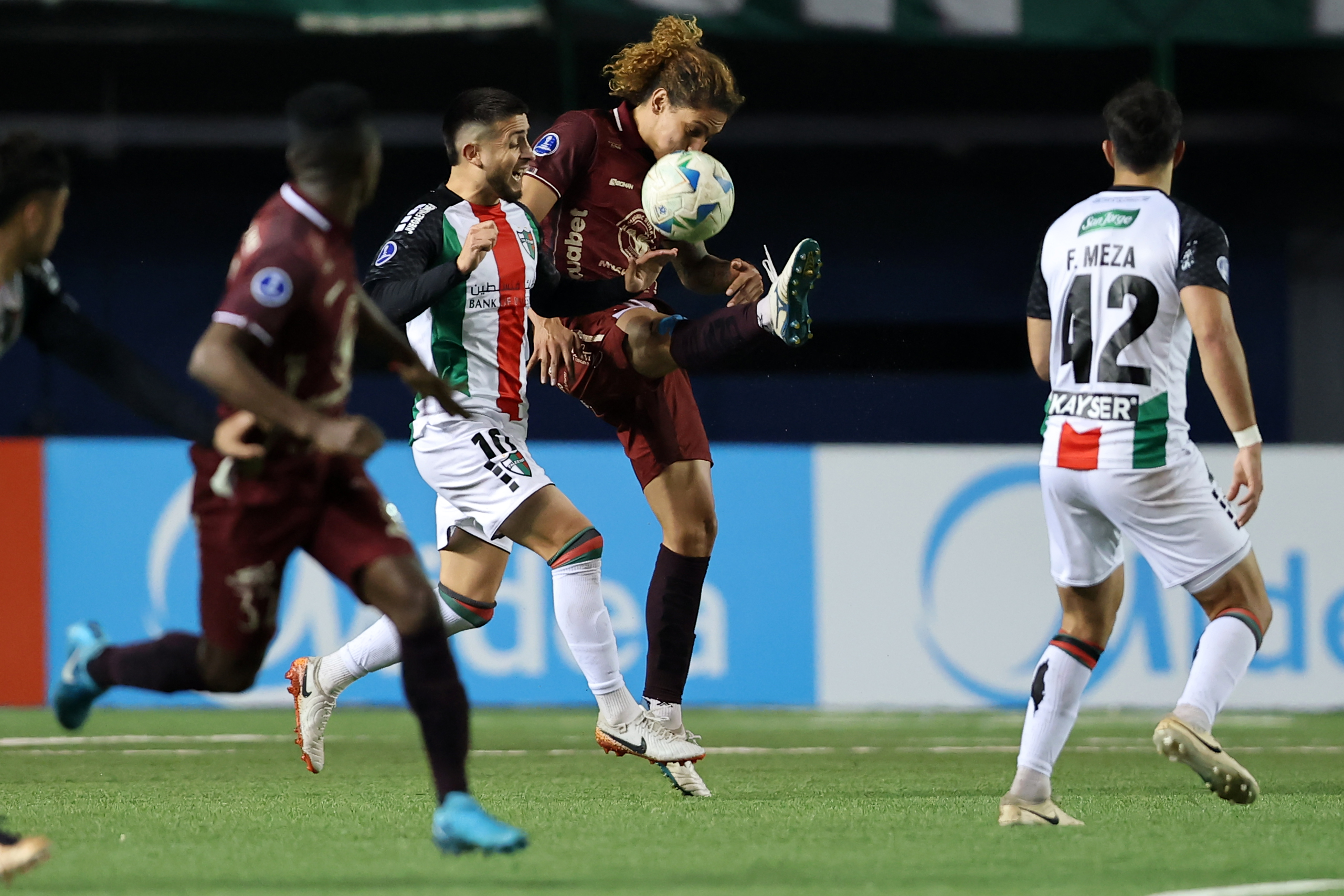 Palestino se despide de la fase grupal de la Sudamericana con una derrota como local ante Mushuc Runa
Pese a que estaba todo decidido en la zona E, ambos animaron un entretenido partido en La Florida. El mismo que se decidió 2-0 para los ecuatorianos, que avanzan a cuartos para que los de La Cisterna jueguen una eliminación ante a un tercero de Libertadores. Santiago, Chile - 28 mayo, 2025: Jugadores del club Palestino reaccionan tras la derrota 2-0 fren...