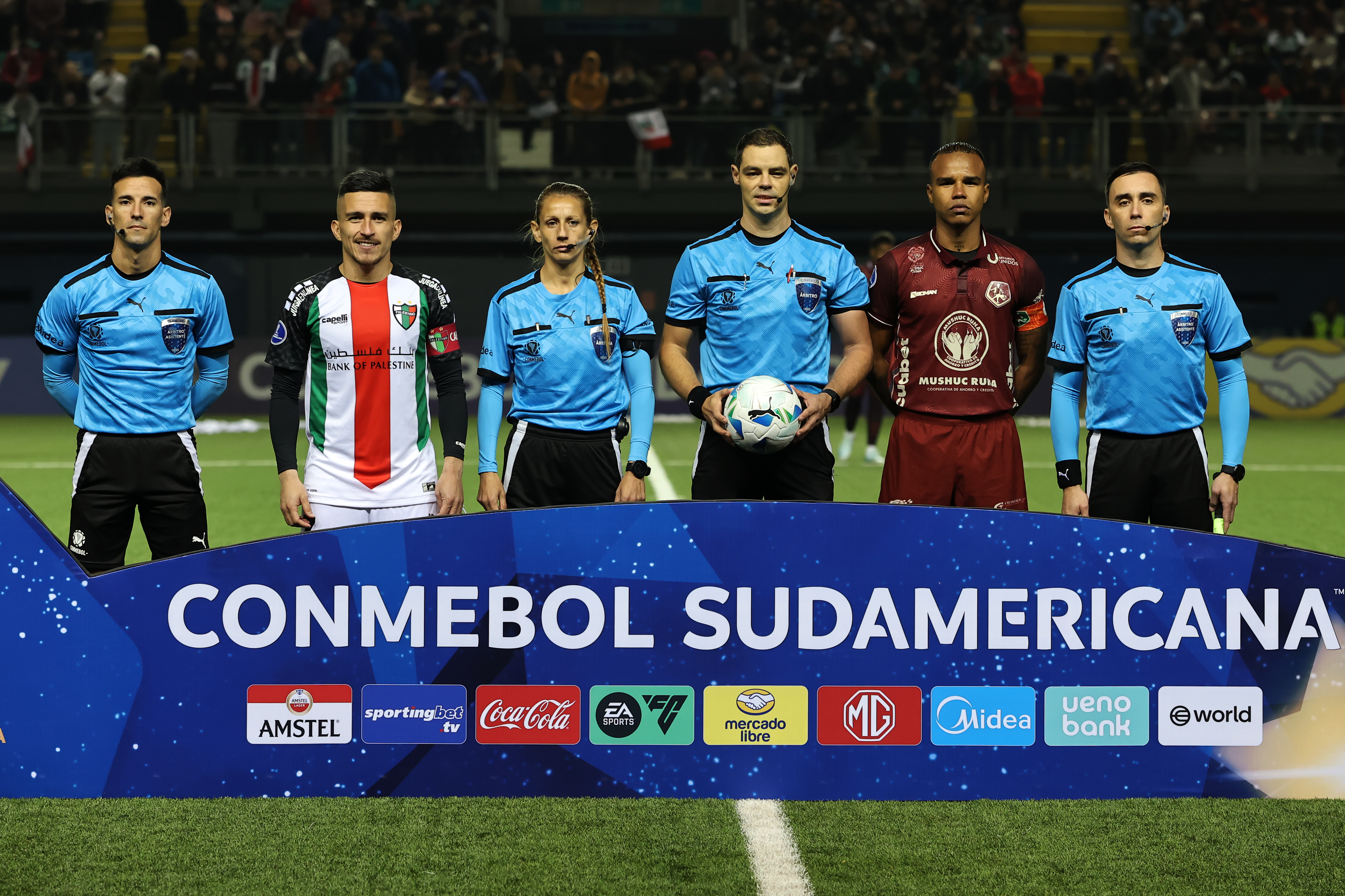 Palestino se despide de la fase grupal de la Sudamericana con una derrota como local ante Mushuc Runa
Pese a que estaba todo decidido en la zona E, ambos animaron un entretenido partido en La Florida. El mismo que se decidió 2-0 para los ecuatorianos, que avanzan a cuartos para que los de La Cisterna jueguen una eliminación ante a un tercero de Libertadores. Santiago, Chile - 28 mayo, 2025: Jugadores del club Palestino reaccionan tras la derrota 2-0 fren...