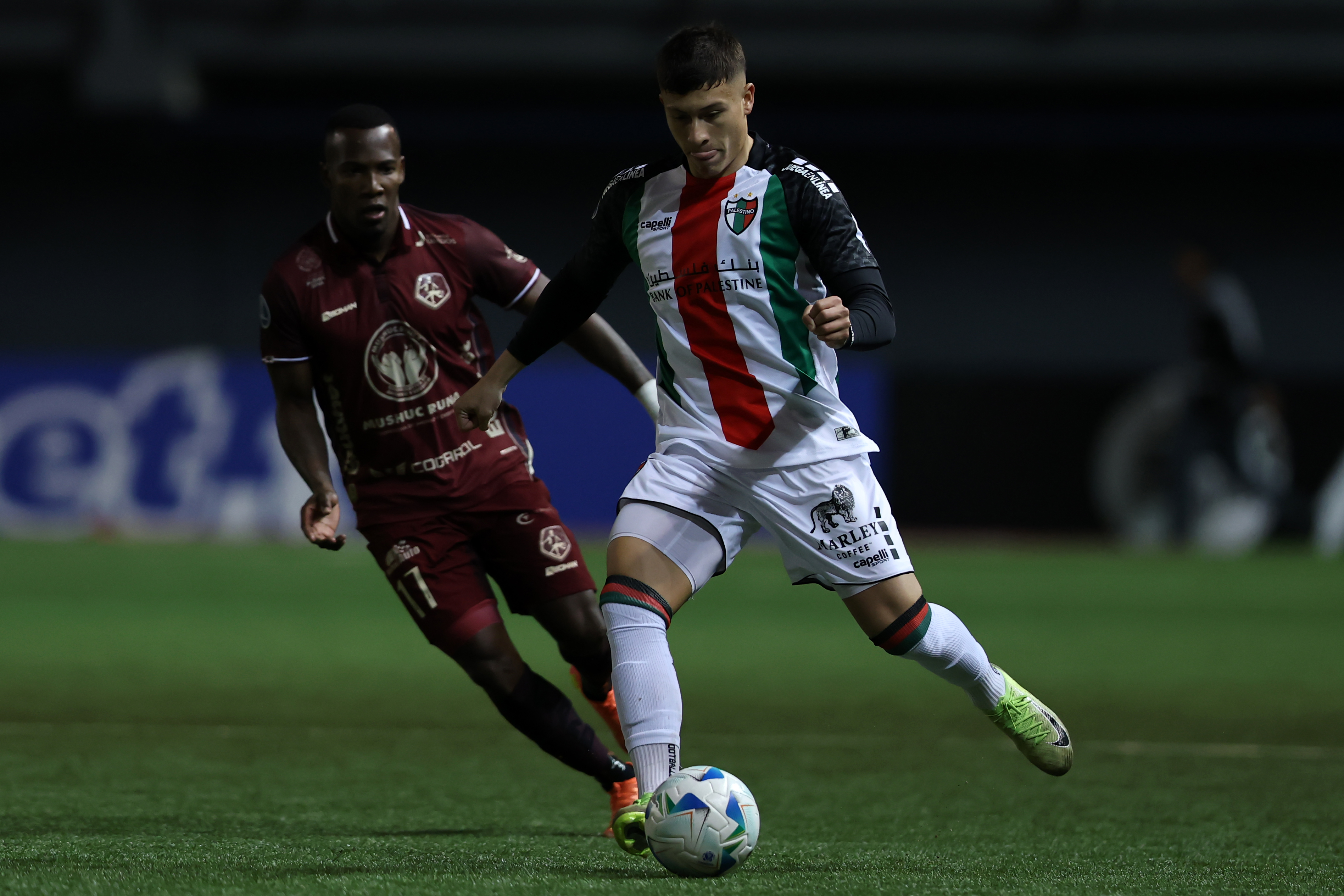 Palestino se despide de la fase grupal de la Sudamericana con una derrota como local ante Mushuc Runa
Pese a que estaba todo decidido en la zona E, ambos animaron un entretenido partido en La Florida. El mismo que se decidió 2-0 para los ecuatorianos, que avanzan a cuartos para que los de La Cisterna jueguen una eliminación ante a un tercero de Libertadores. Santiago, Chile - 28 mayo, 2025: Jugadores del club Palestino reaccionan tras la derrota 2-0 fren...