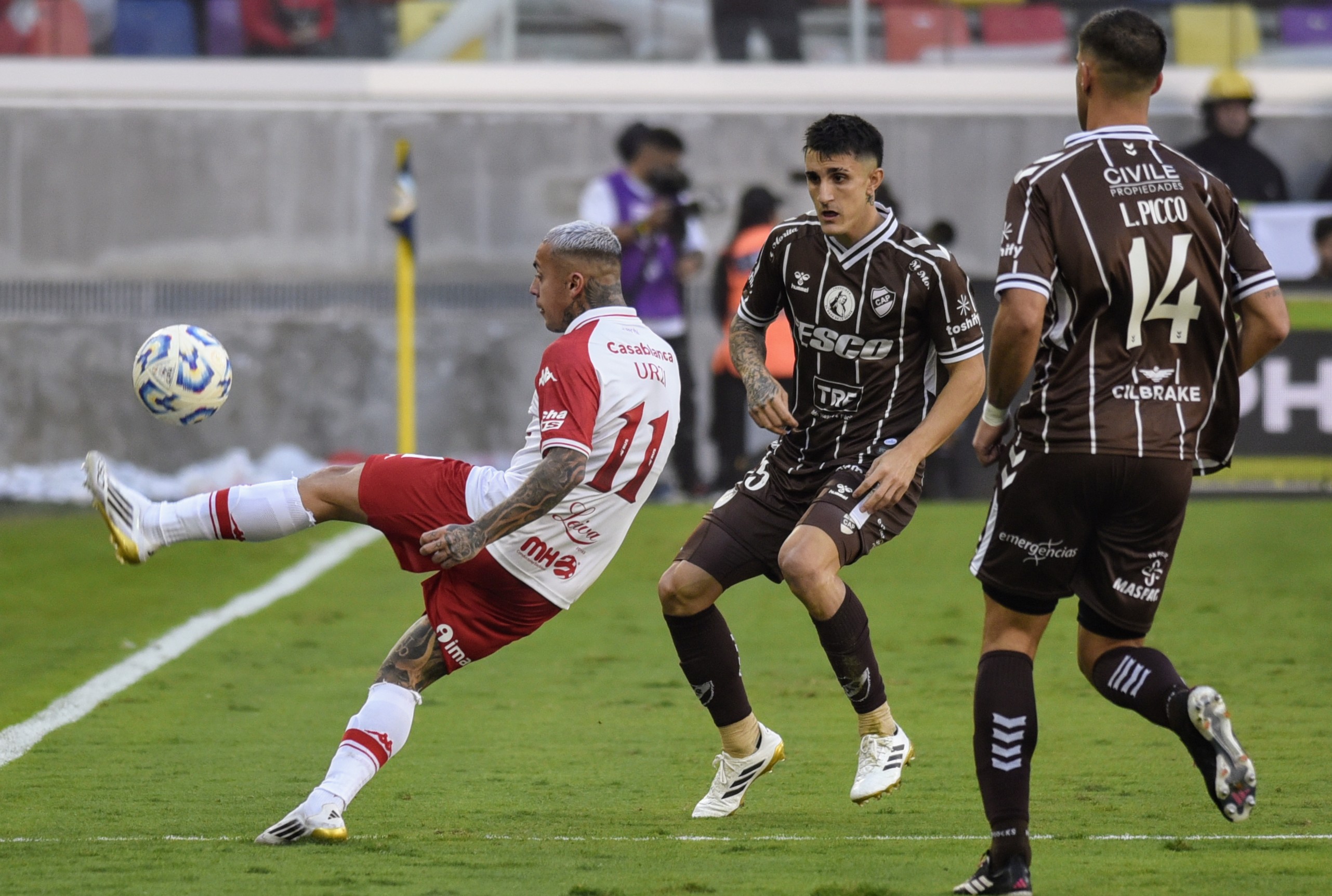 Final del Torneo Apertura 2025: Huracán y Platense disputan el título en el Madre de Ciudades Santiago del Estero, Argentina - 1 junio, 2025: Los equipos de Huracán y Platense se enfrentan e...
