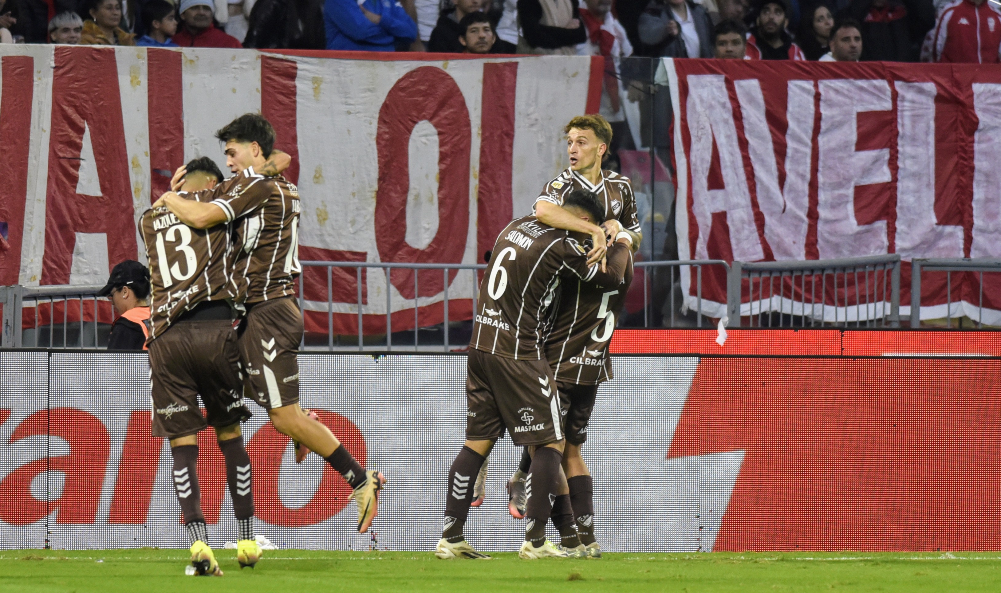 Santiago del Estero, Argentina - 1 junio, 2025: Los equipos de Huracán y Platense se enfrentan e...