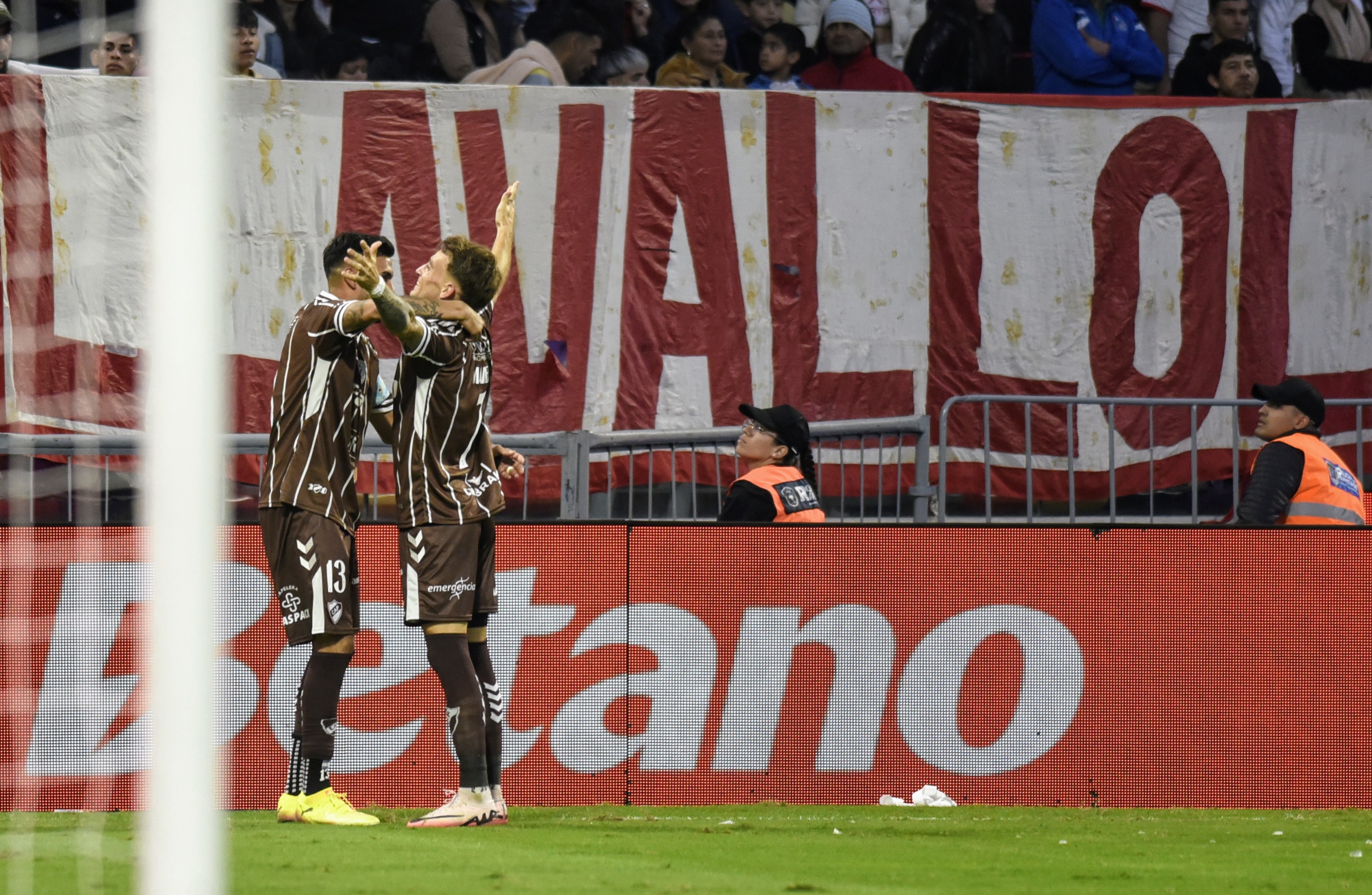 Final del Torneo Apertura 2025: Huracán y Platense disputan el título en el Madre de Ciudades Santiago del Estero, Argentina - 1 junio, 2025: Los equipos de Huracán y Platense se enfrentan e...