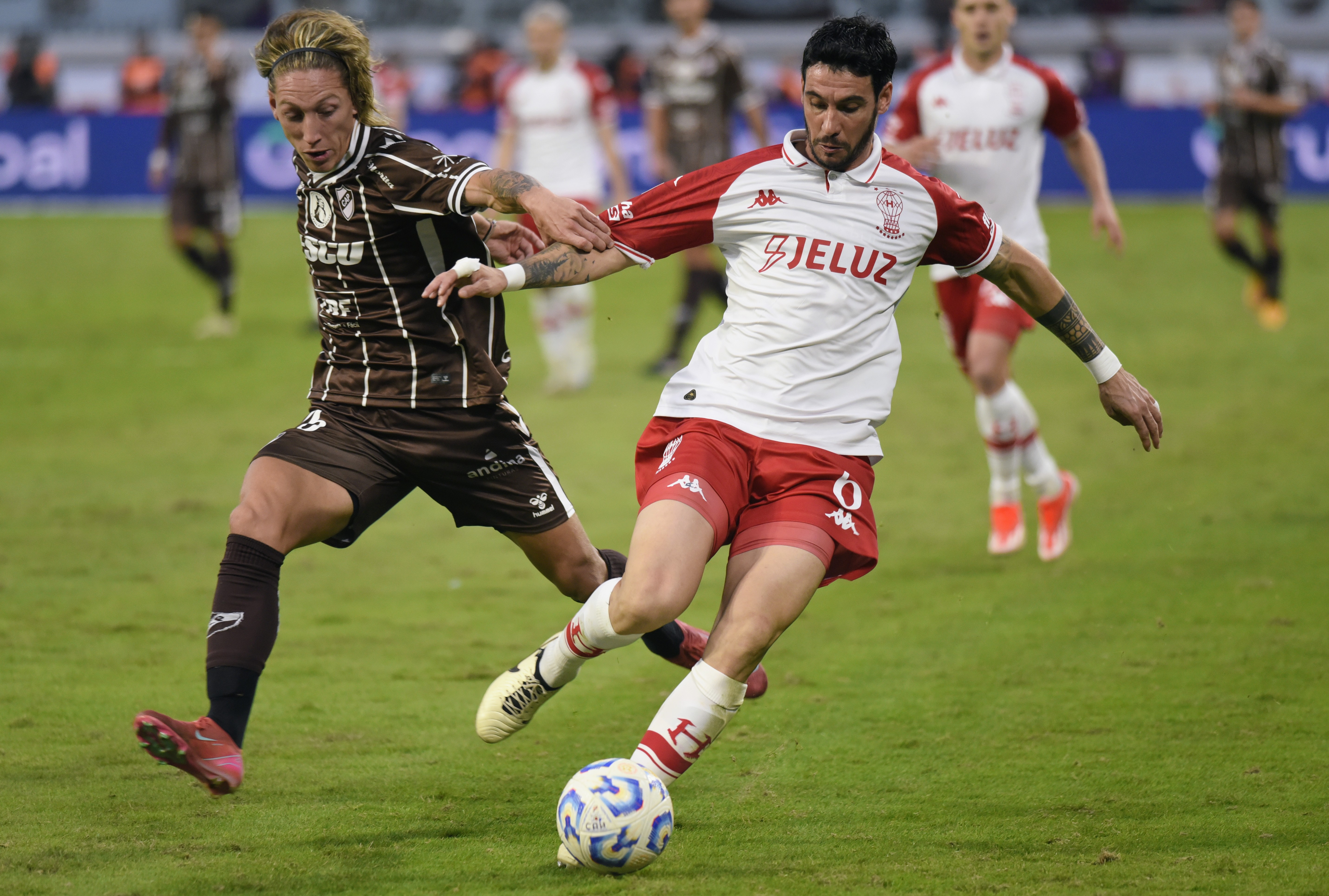Final del Torneo Apertura 2025: Huracán y Platense disputan el título en el Madre de Ciudades Santiago del Estero, Argentina - 1 junio, 2025: Los equipos de Huracán y Platense se enfrentan e...