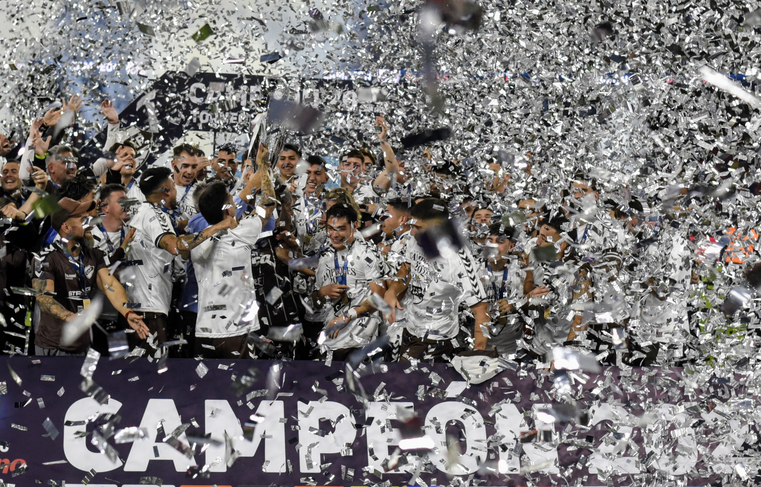 Final del Torneo Apertura 2025: Huracán y Platense disputan el título en el Madre de Ciudades Santiago del Estero, Argentina - 1 junio, 2025: Los equipos de Huracán y Platense se enfrentan e...